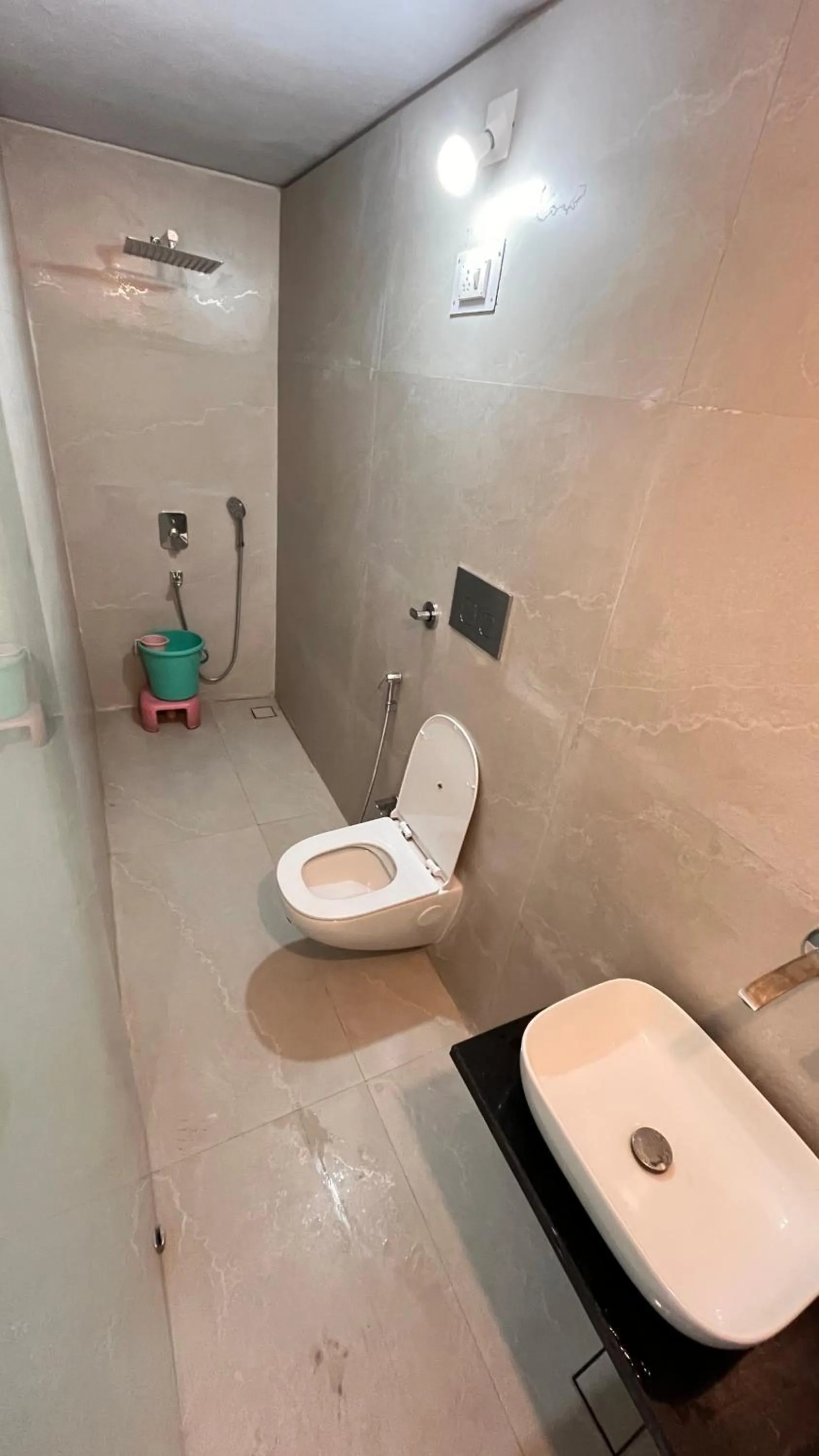 Shower in Hotel Sunset