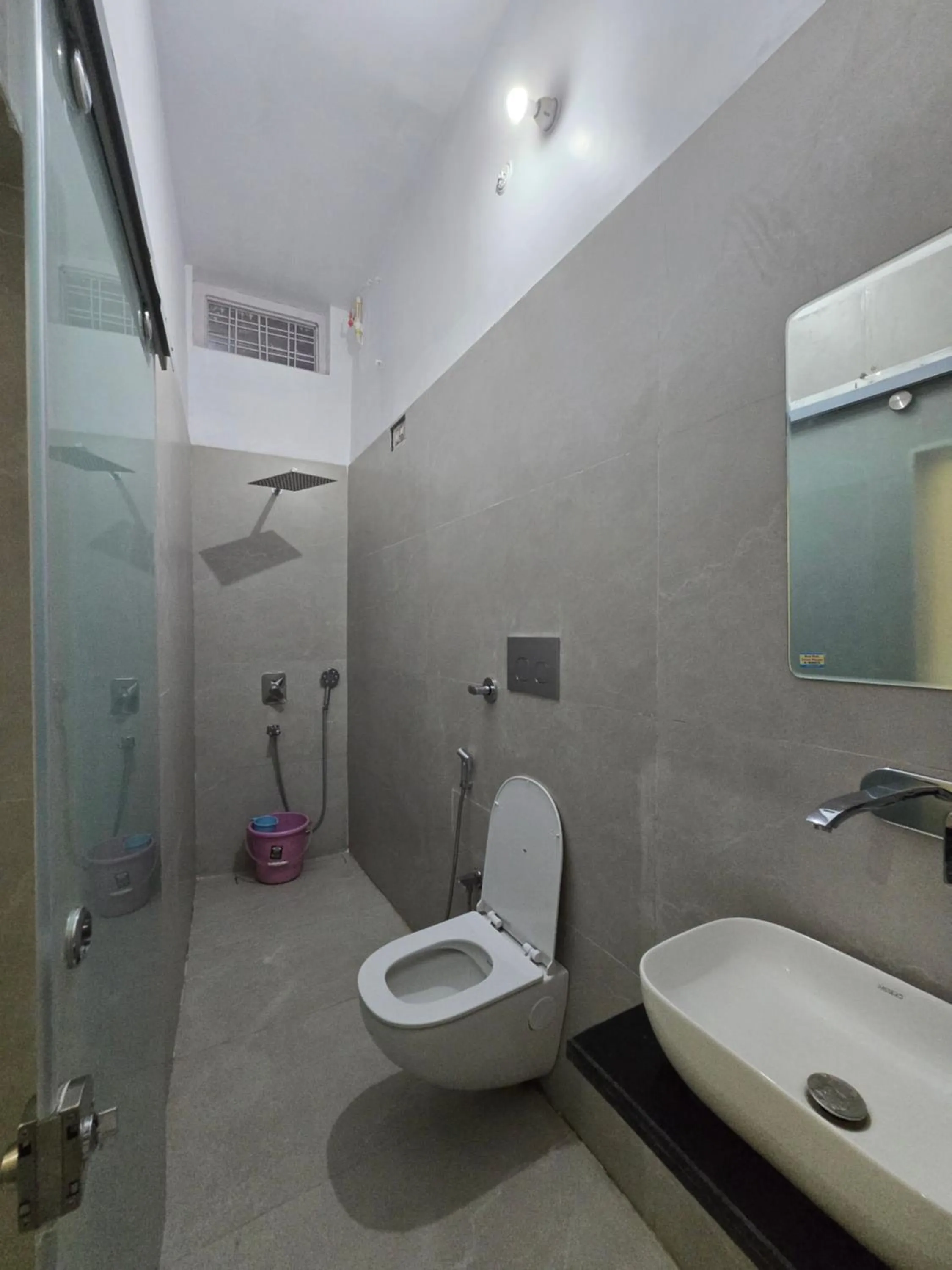 Shower in Hotel Sunset