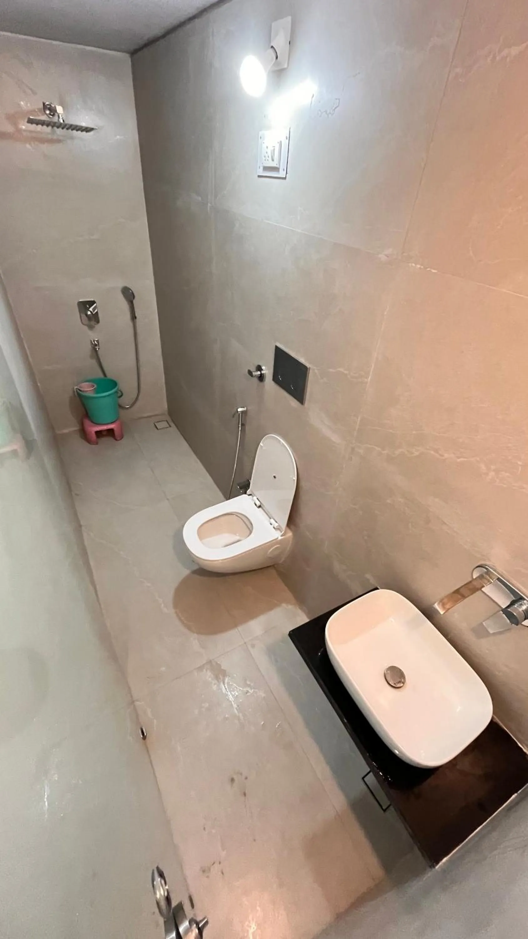 Shower in Hotel Sunset