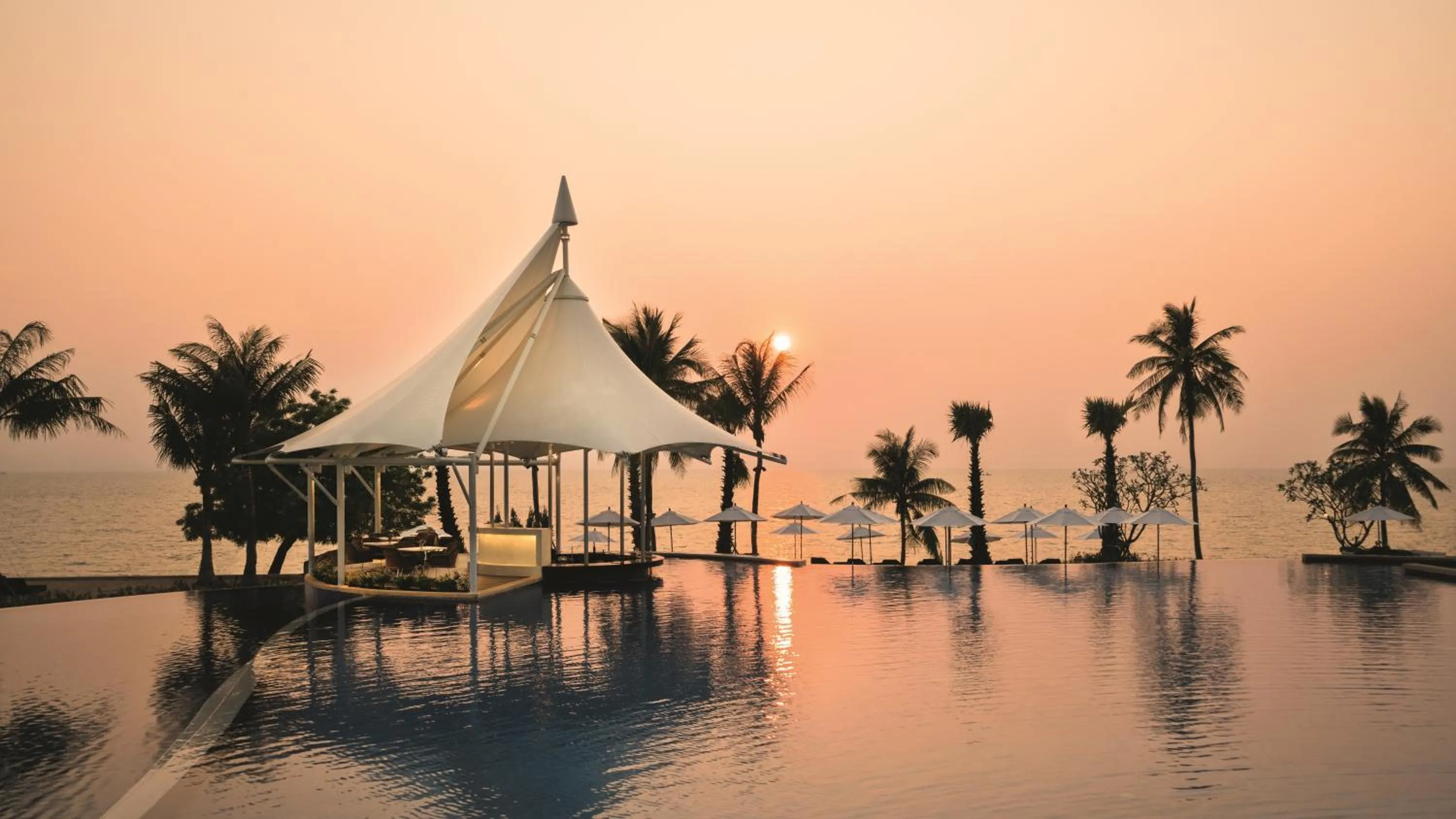 Swimming pool in Mövenpick Siam Hotel Na Jomtien Pattaya