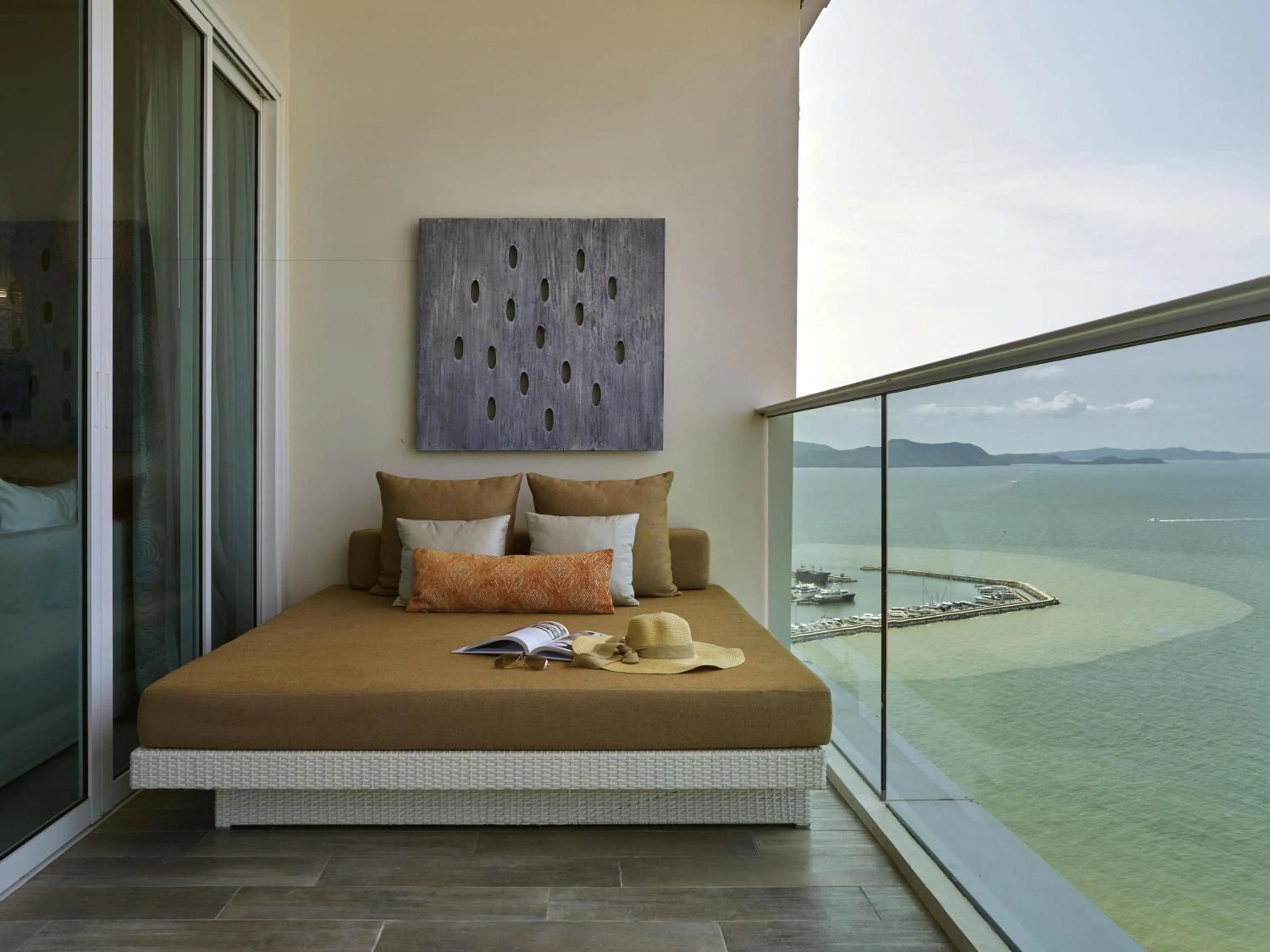 Bedroom, Bed in Mövenpick Siam Hotel Na Jomtien Pattaya