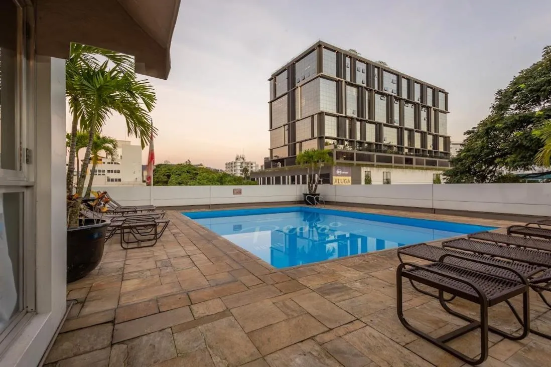 Swimming pool in Plaza Blumenau Hotel