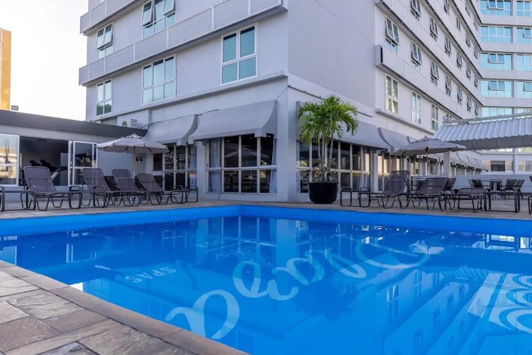 Swimming pool in Plaza Blumenau Hotel