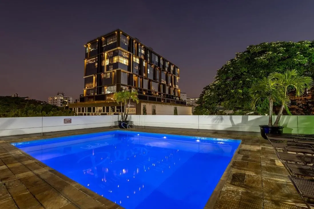 Swimming pool in Plaza Blumenau Hotel
