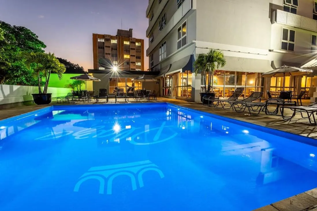 Swimming pool in Plaza Blumenau Hotel