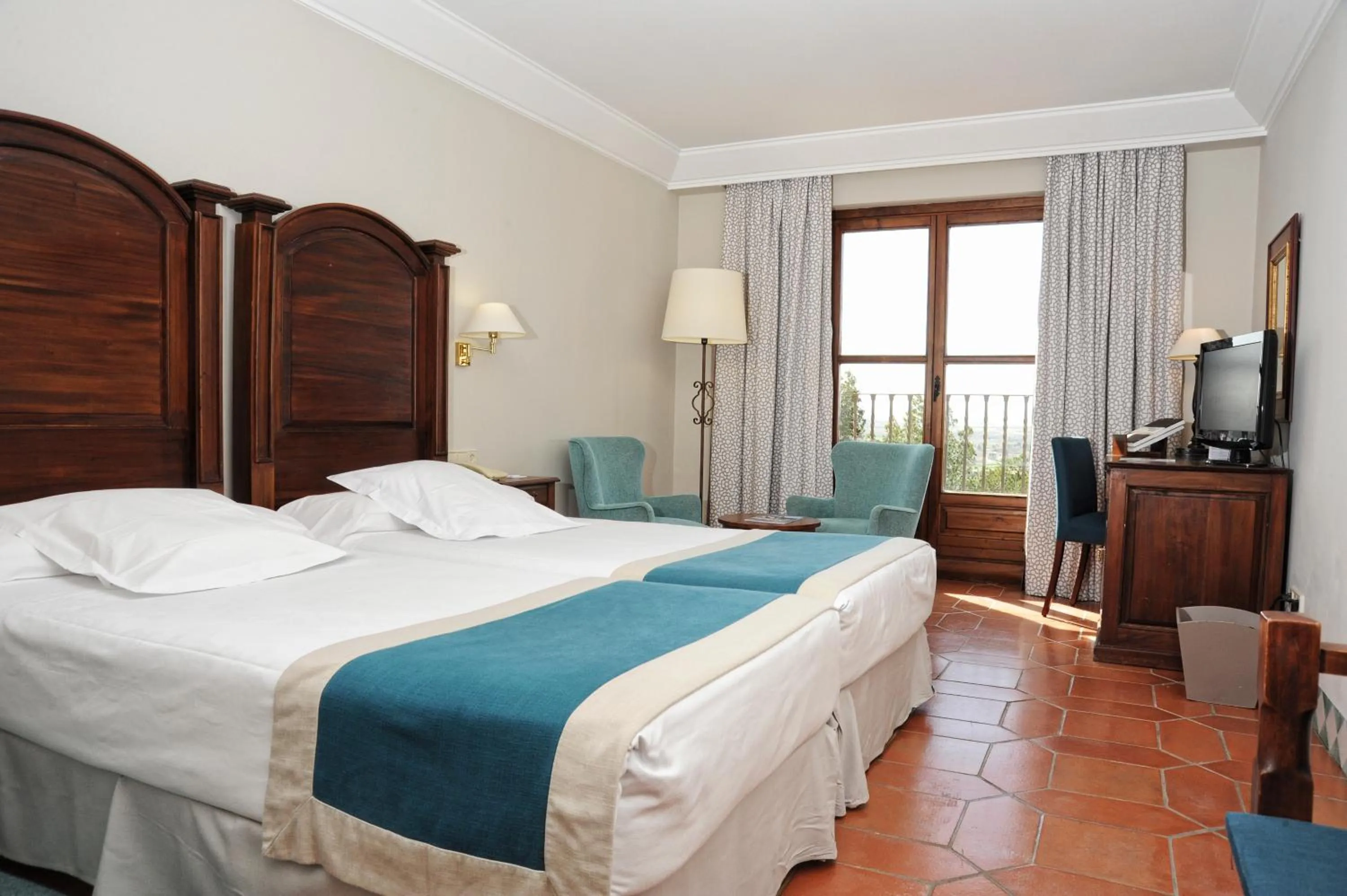 Photo of the whole room, Bed in Parador de Alcañiz