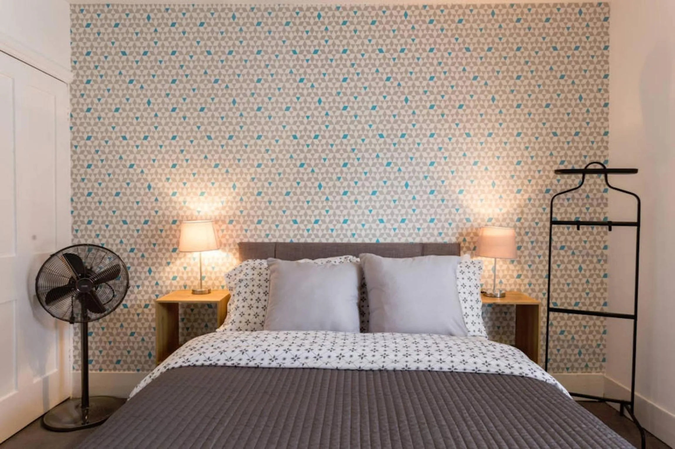 Bed in Ashton House - Stylish 2 Bedroom House, Close to Luton Town Center & Airport