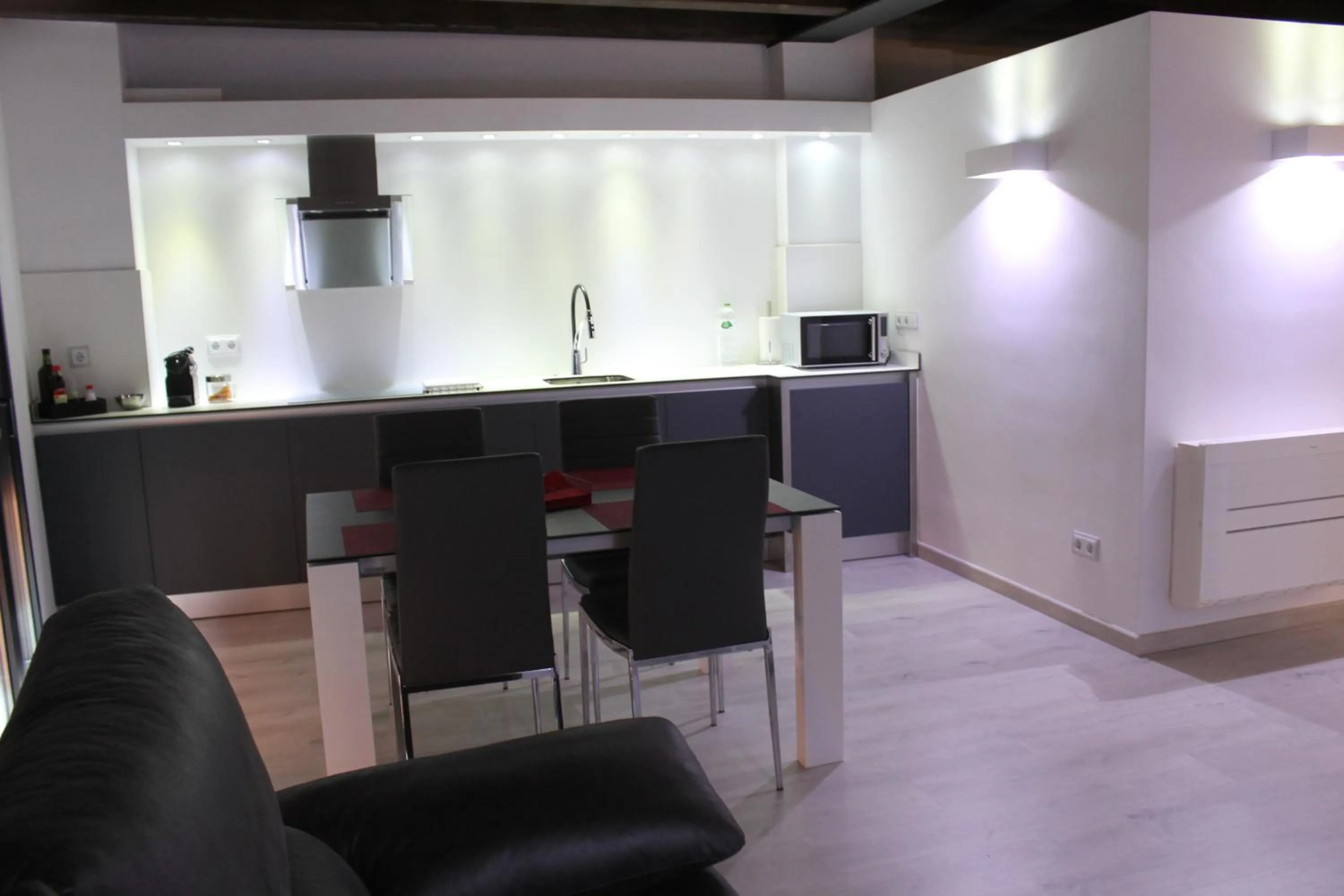 Photo of the whole room in Apartaments y Habitacions Entre Volcans