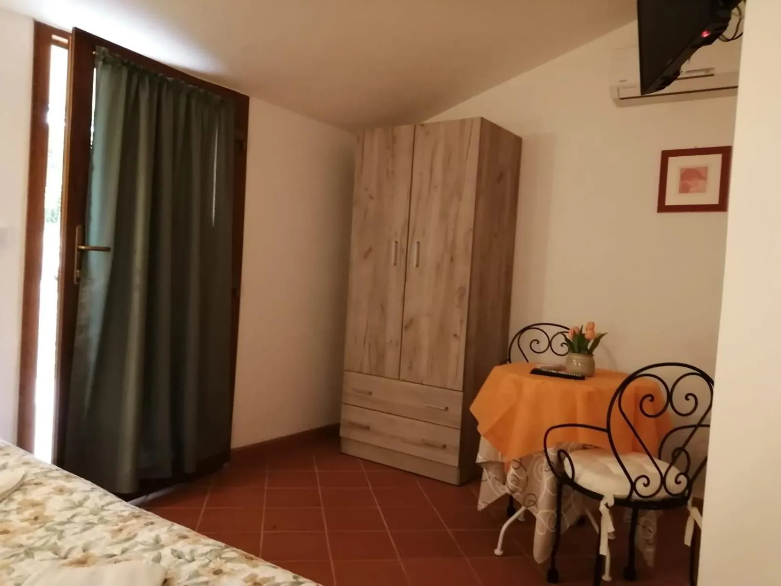 Decorative detail in B&B 8380 Saturnia Terme