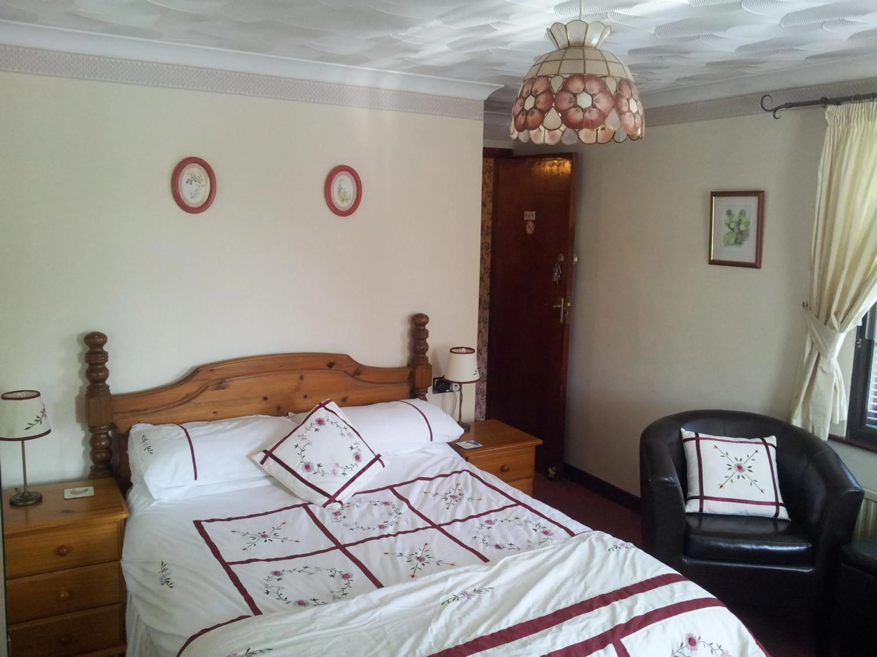 Bed in Kingfisher Cottage