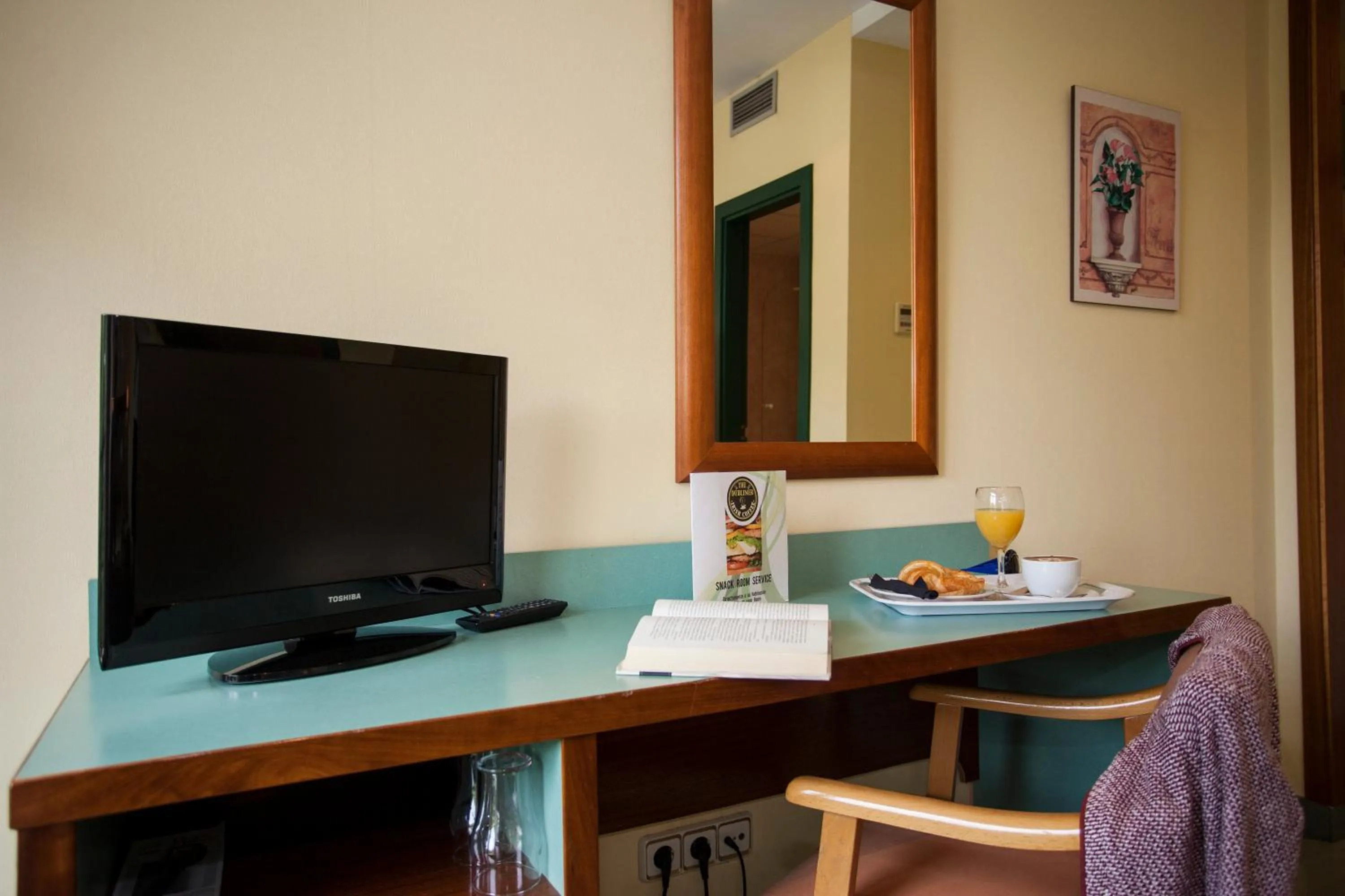 Photo of the whole room in Hotel Jardín de Aranjuez