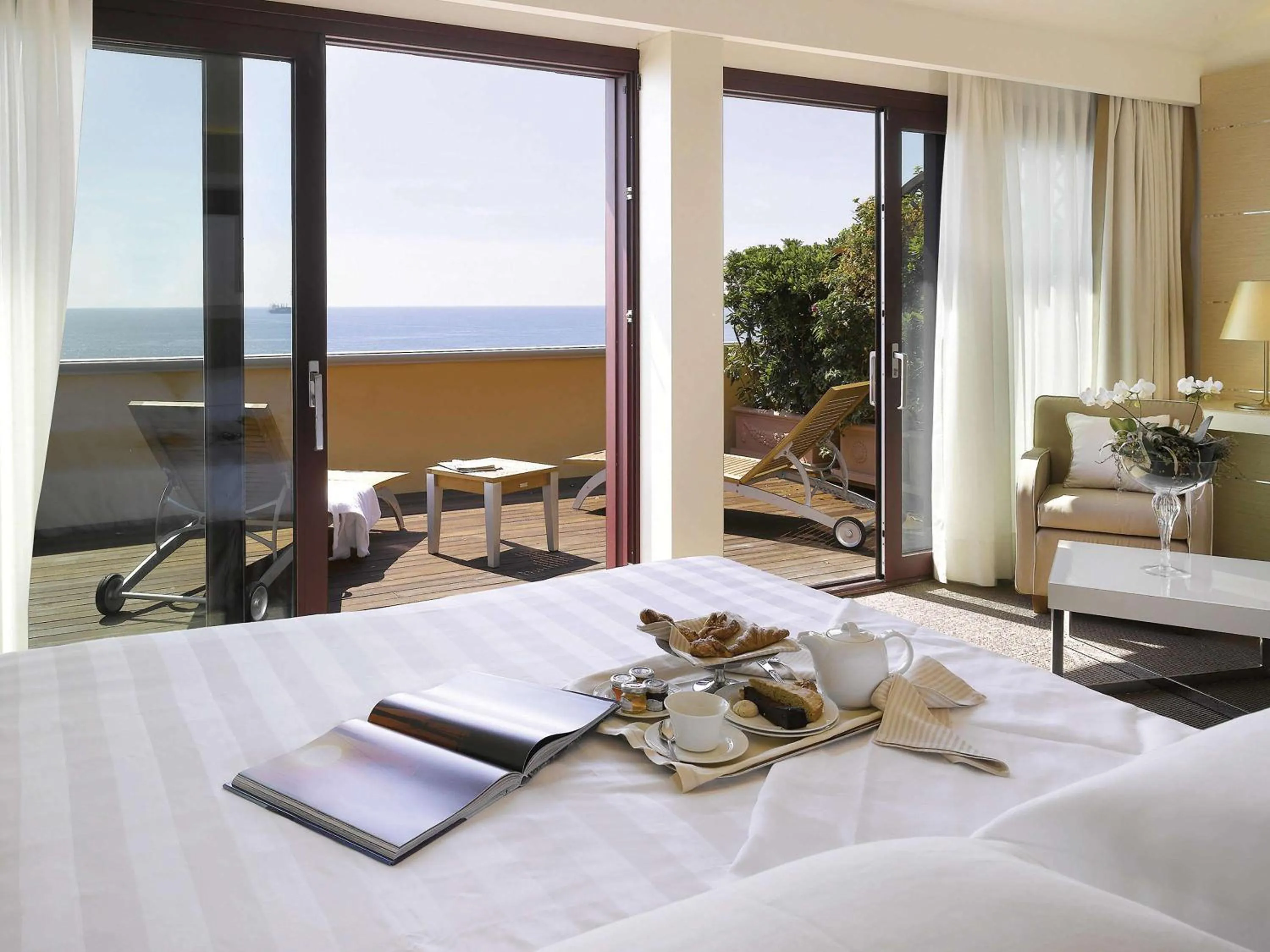 Photo of the whole room, Bed in Grand Hotel Palazzo Livorno MGallery Collection