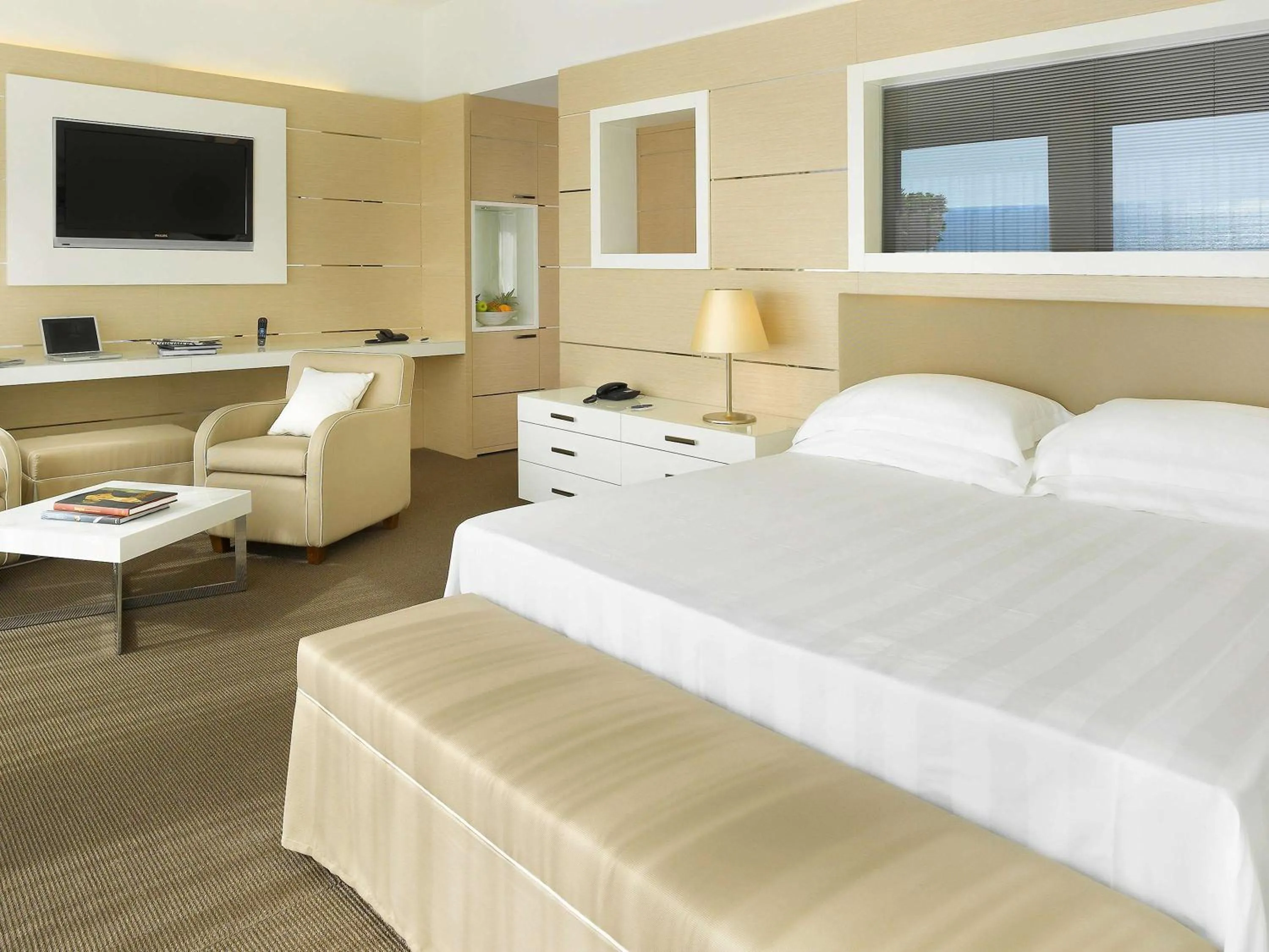 Photo of the whole room, Bed in Grand Hotel Palazzo Livorno MGallery Collection