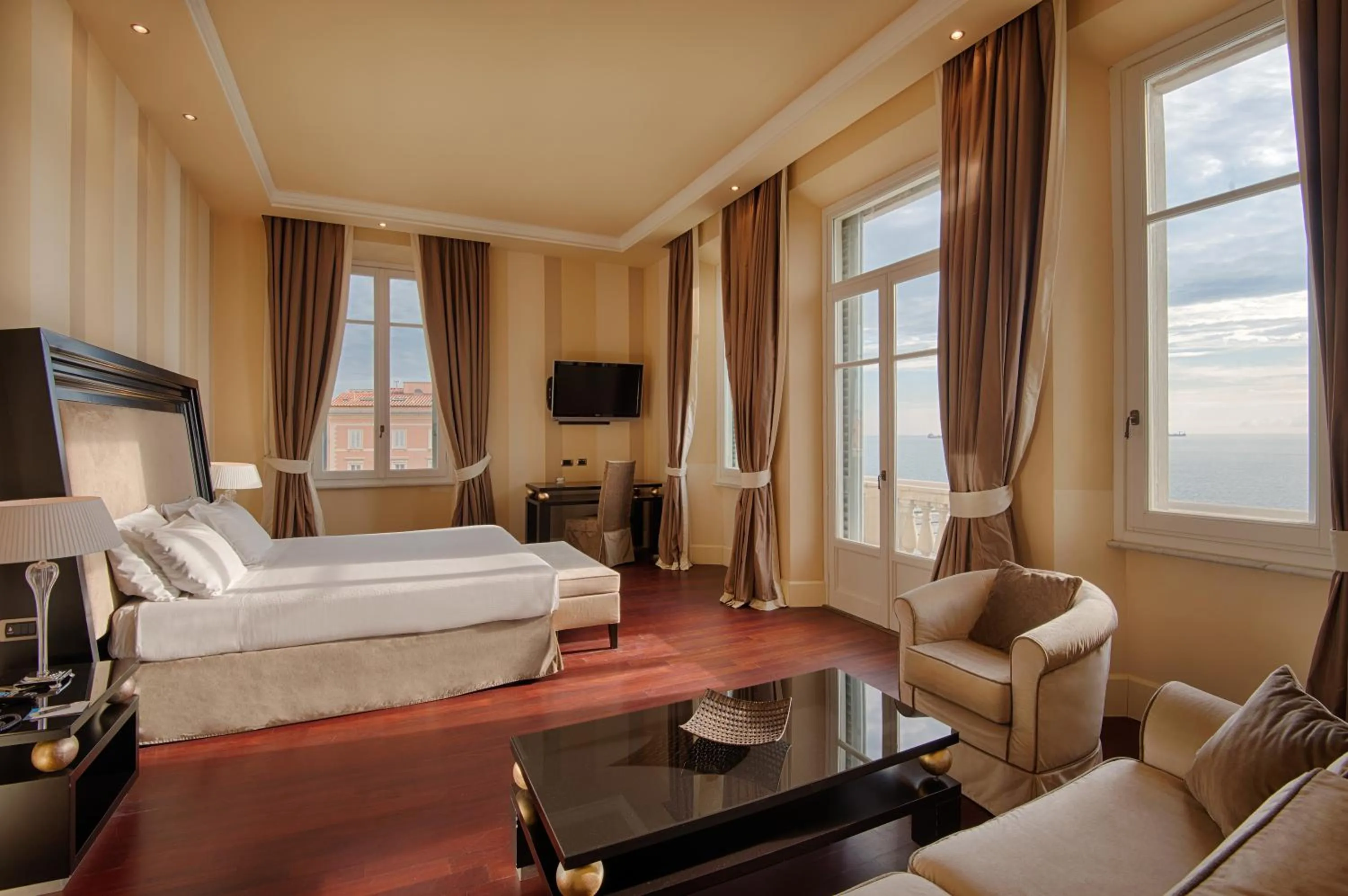 Photo of the whole room, Bed in Grand Hotel Palazzo Livorno MGallery Collection