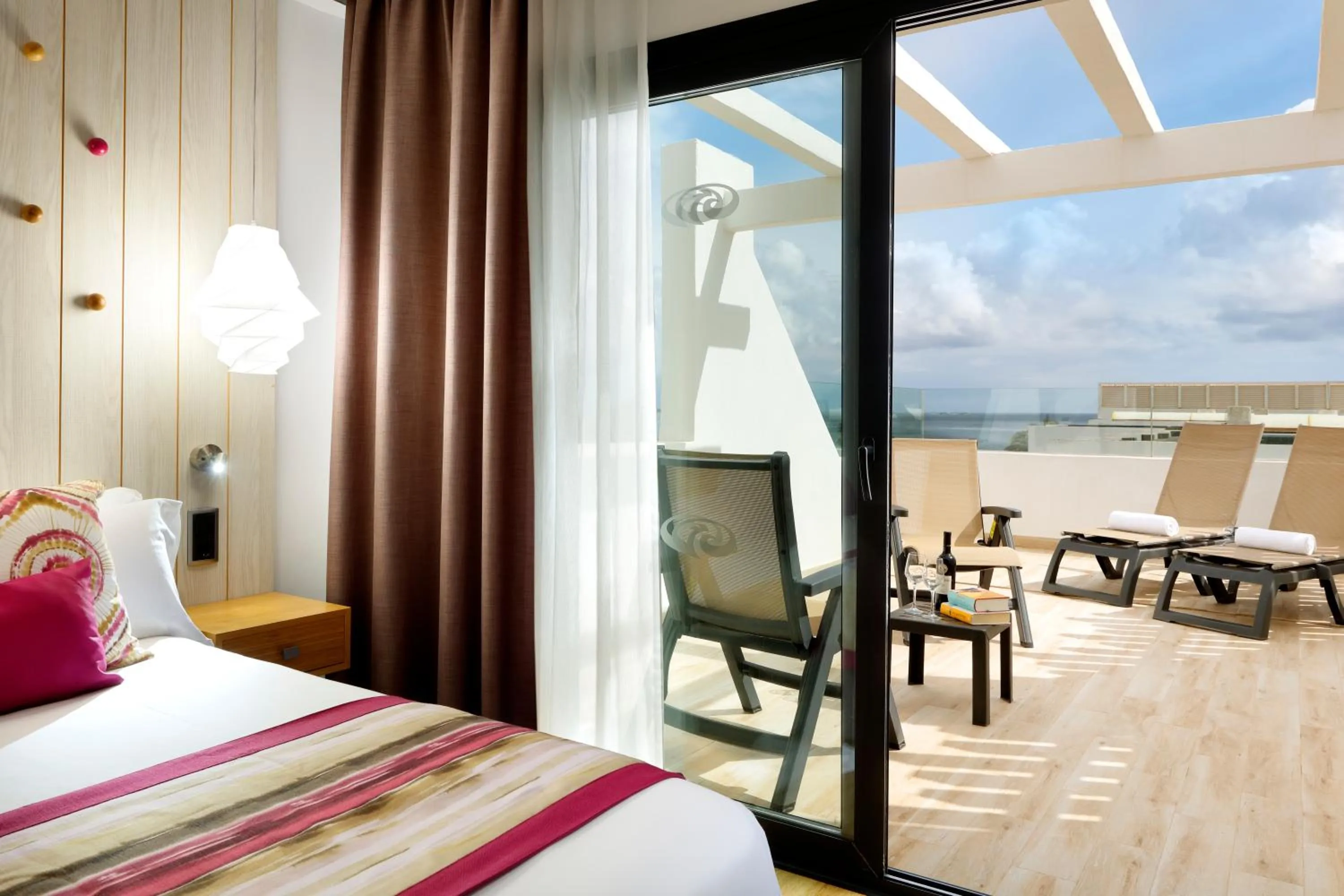 Patio, Bed in Grand Palladium White Island Resort & Spa - All Inclusive