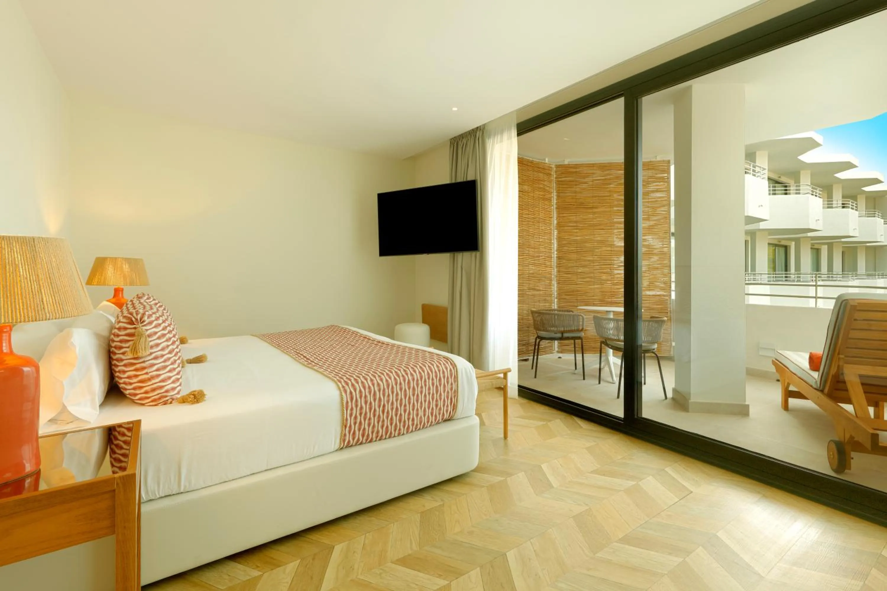 TV and multimedia, Bed in TRS Ibiza Hotel - Adults Only