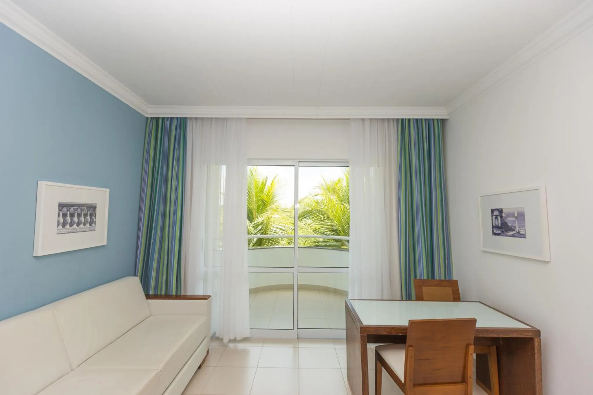 Living room, Bed in Bahia Plaza Hotel