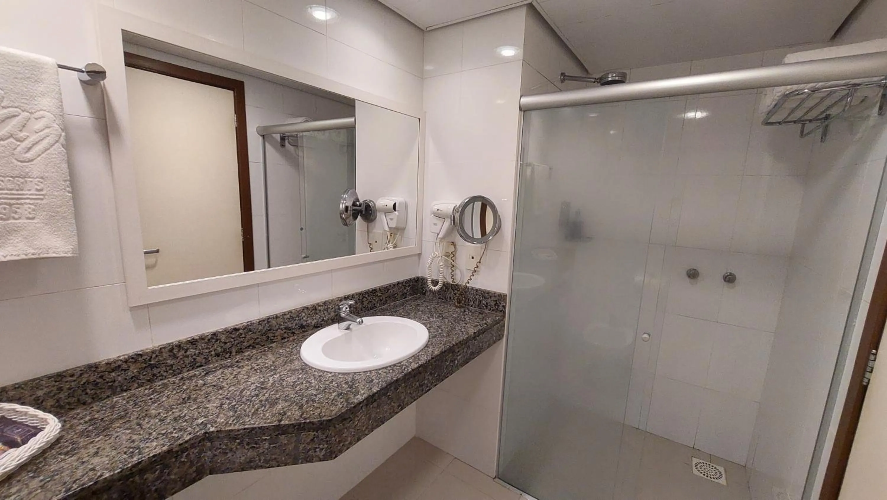 Shower in Bahia Plaza Hotel