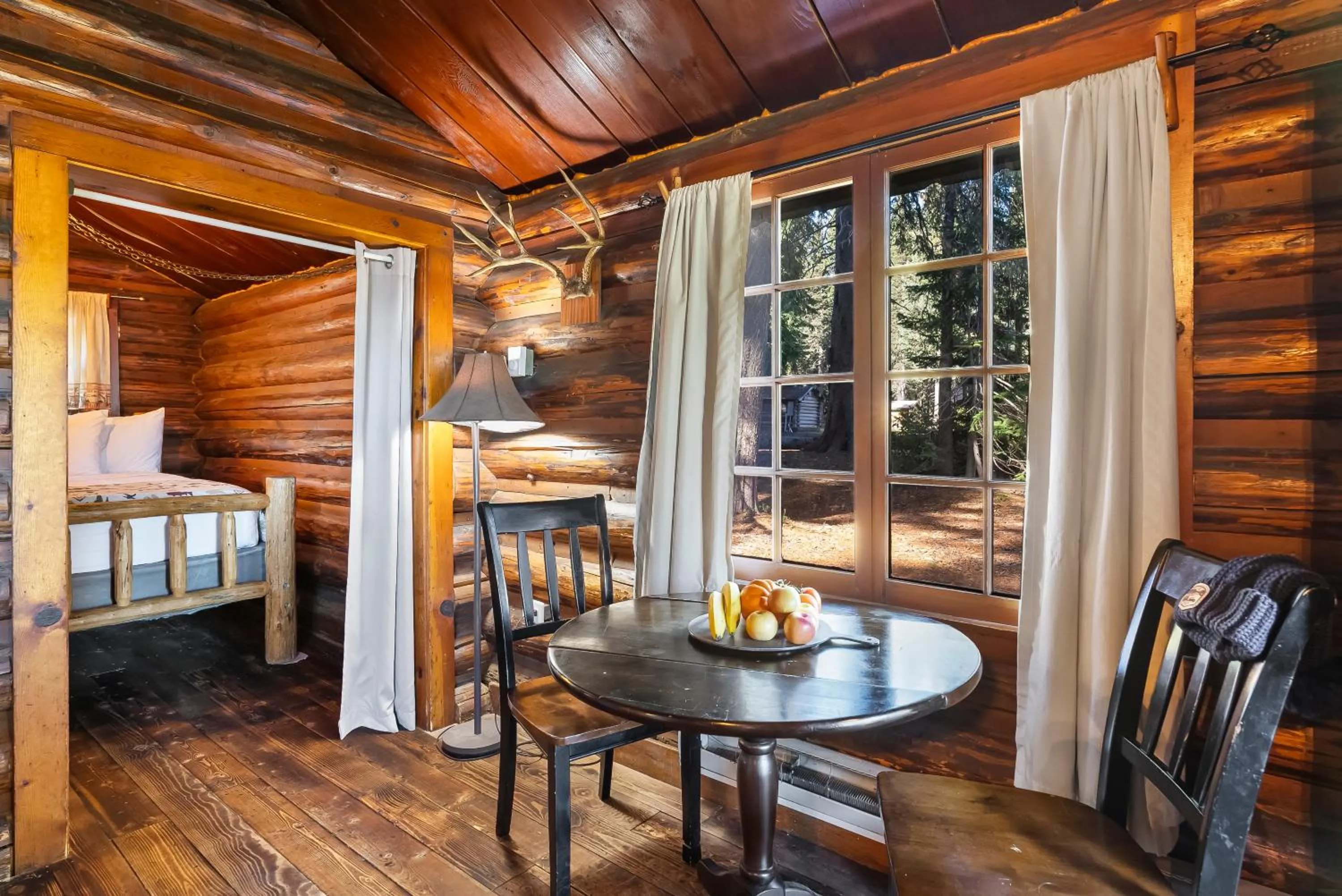 Dining area in Shelter Cove Resort & Marina