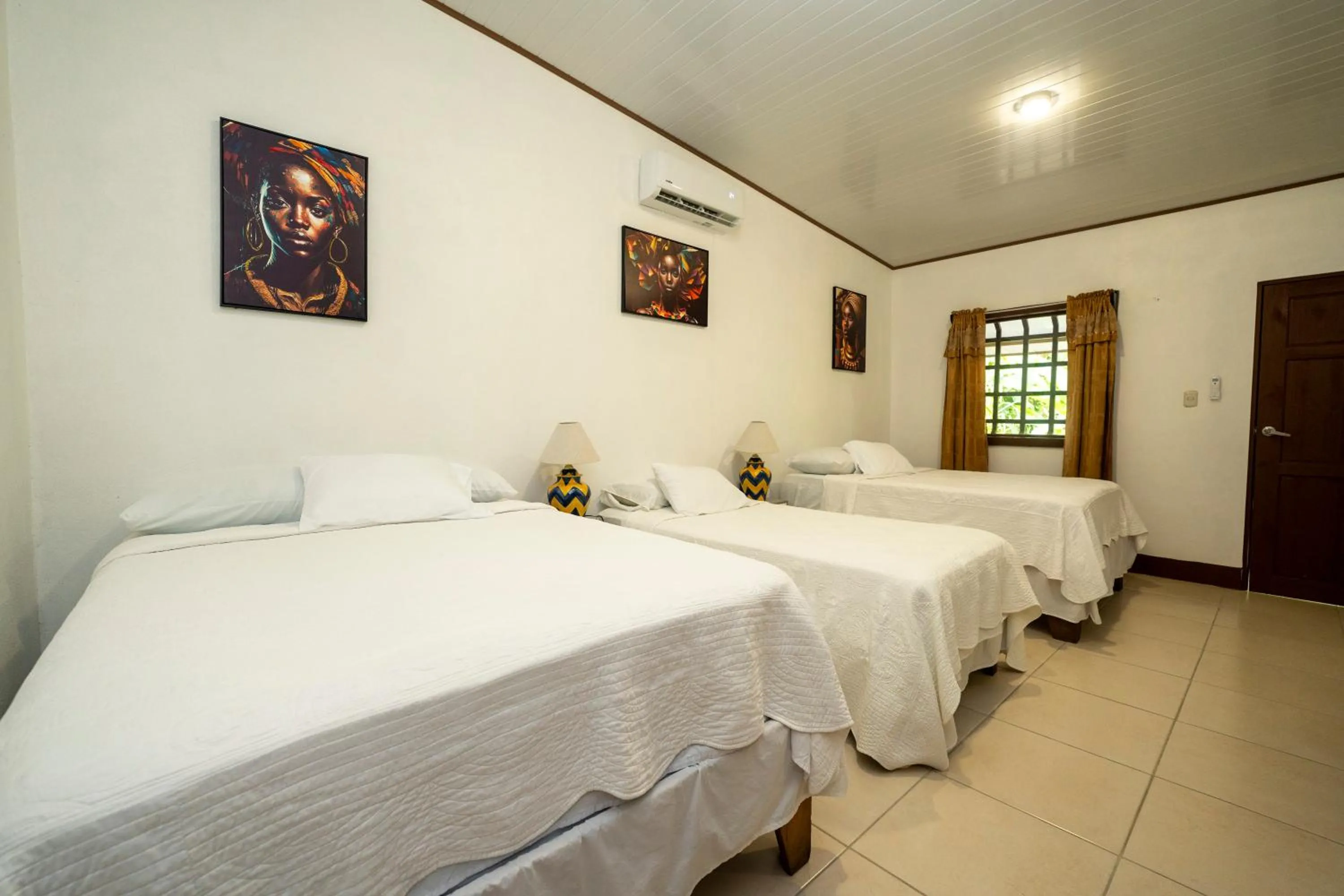 Photo of the whole room, Bed in Hotel Tortuguero Beachfront