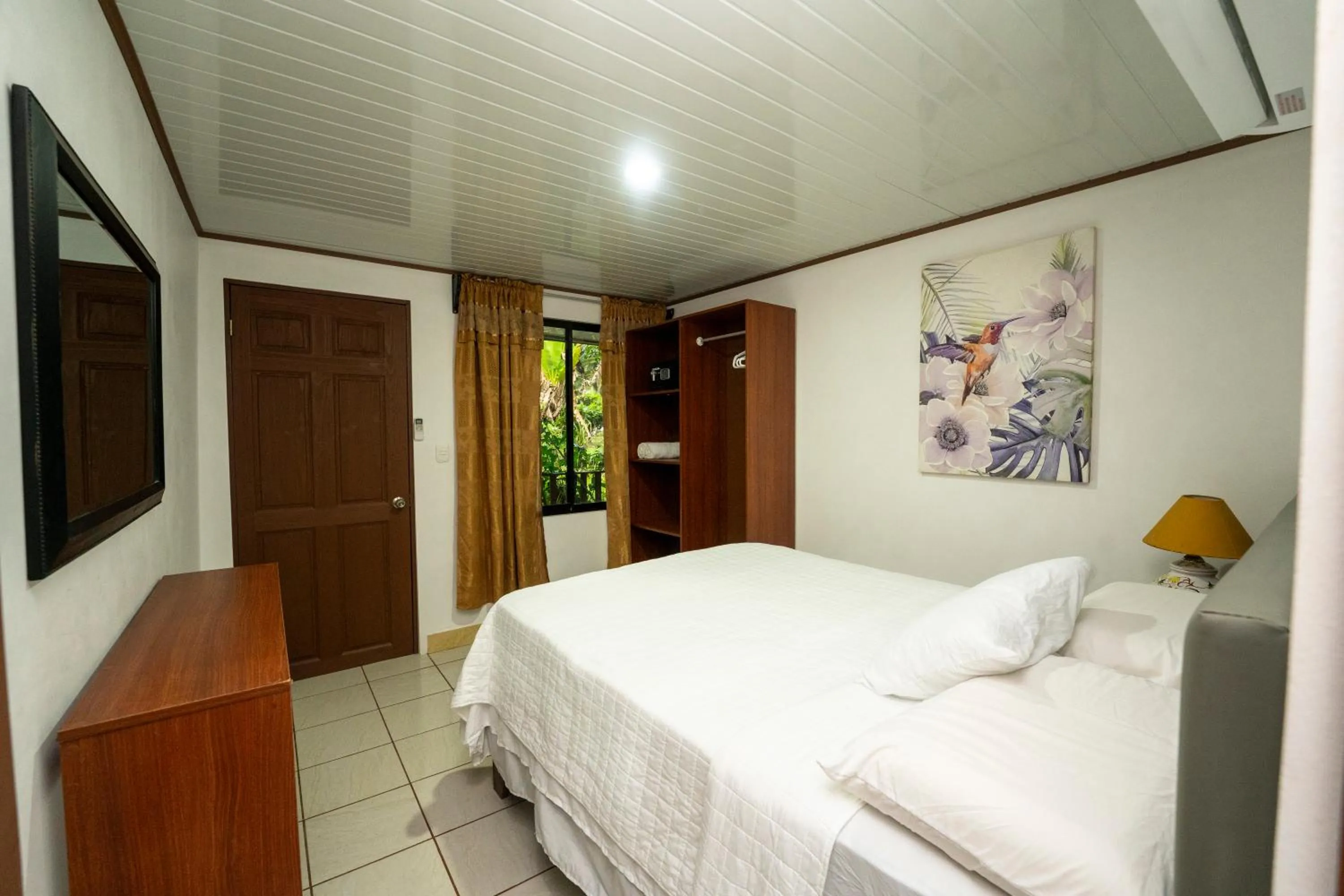 Photo of the whole room, Bed in Hotel Tortuguero Beachfront
