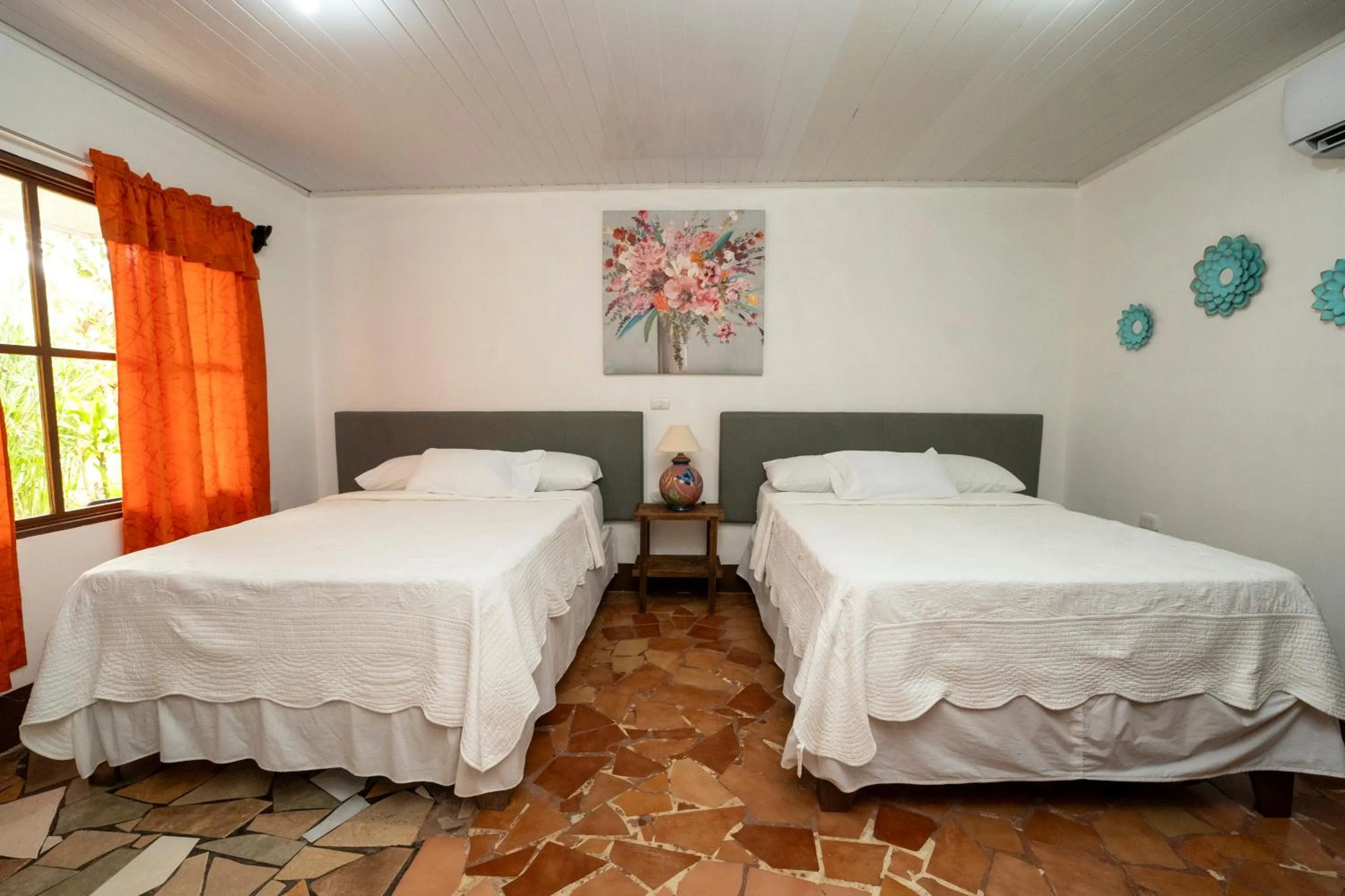 Photo of the whole room, Bed in Hotel Tortuguero Beachfront