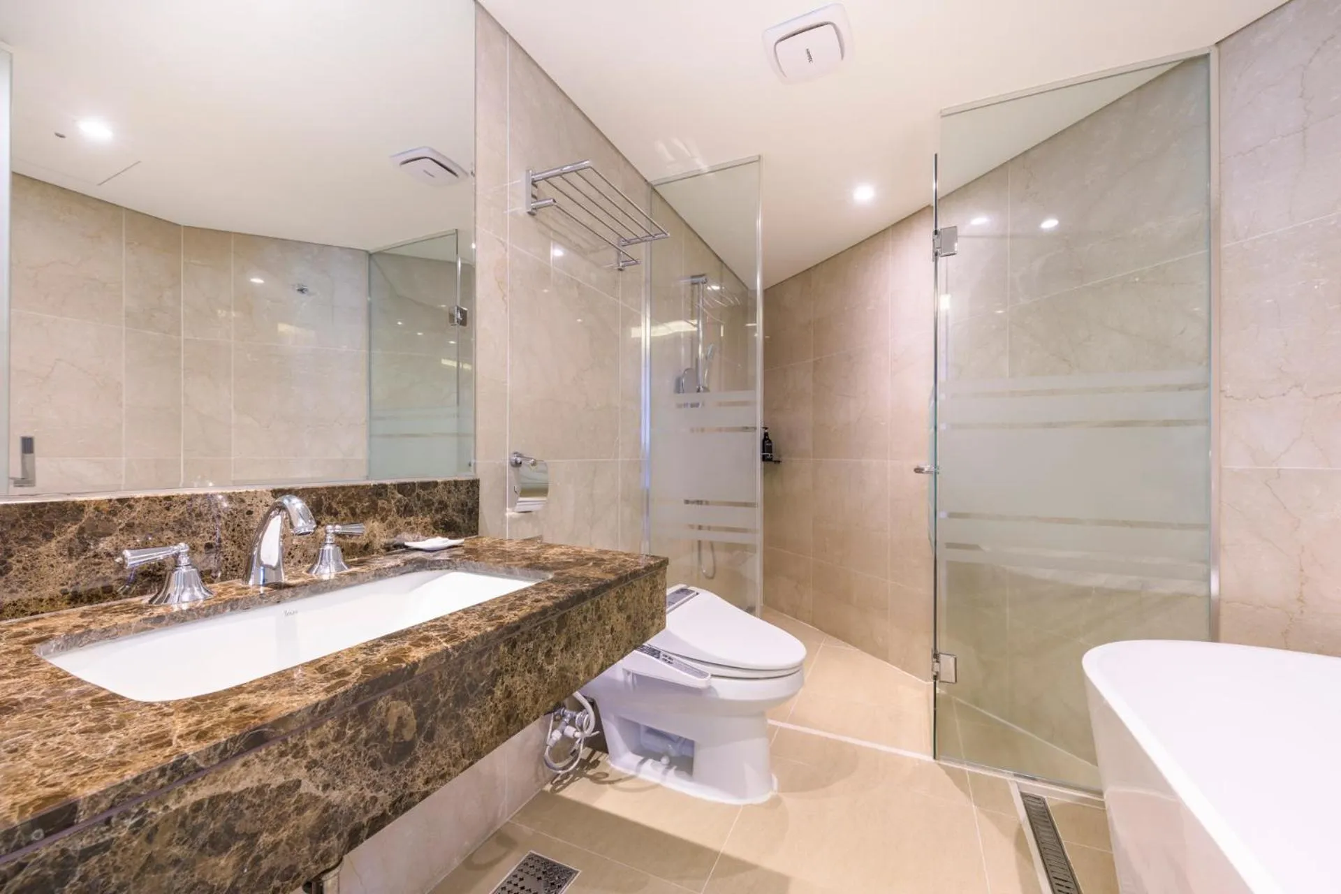 Toilet in Shin Shin Hotel Jeju Airport