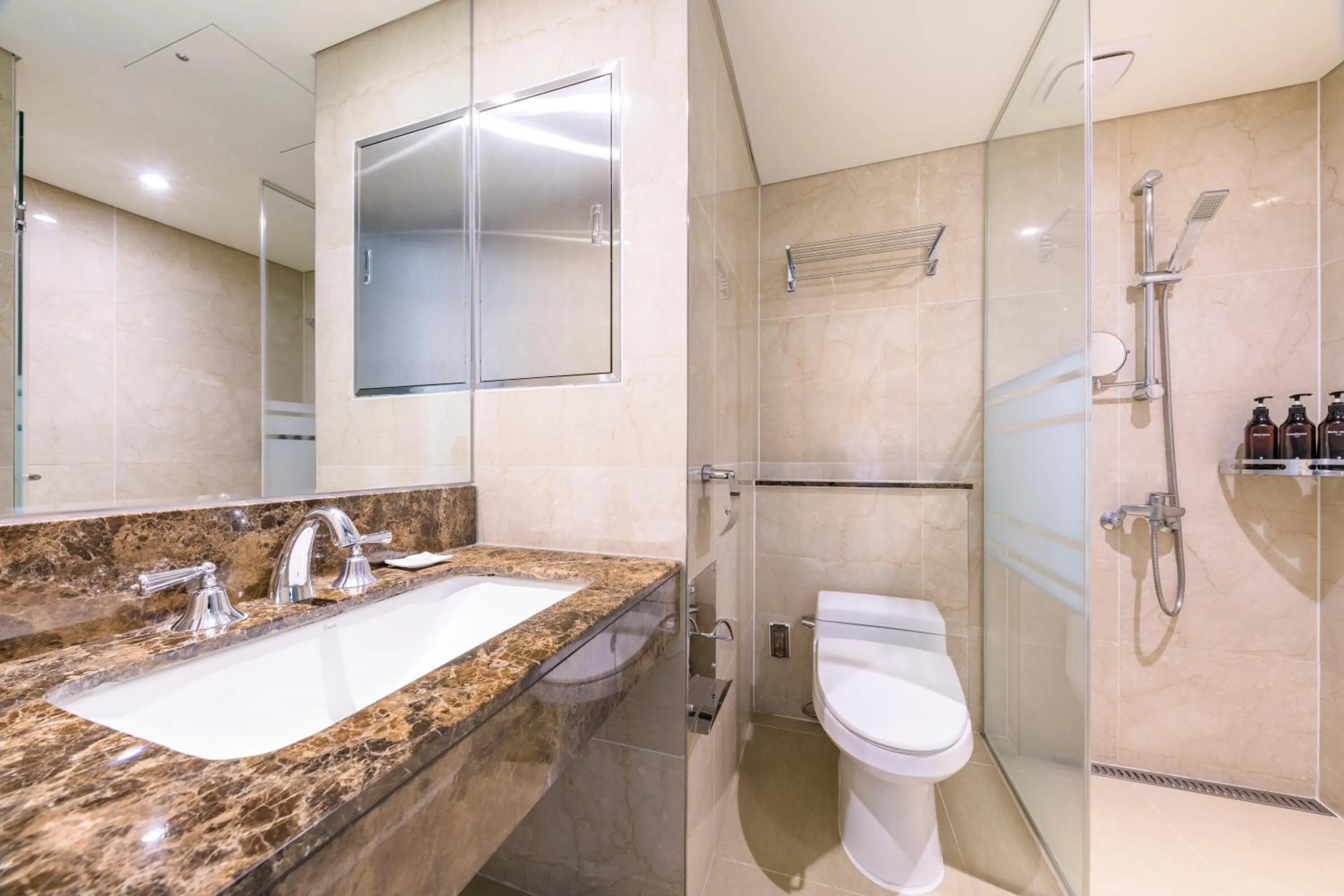 Toilet in Shin Shin Hotel Jeju Airport