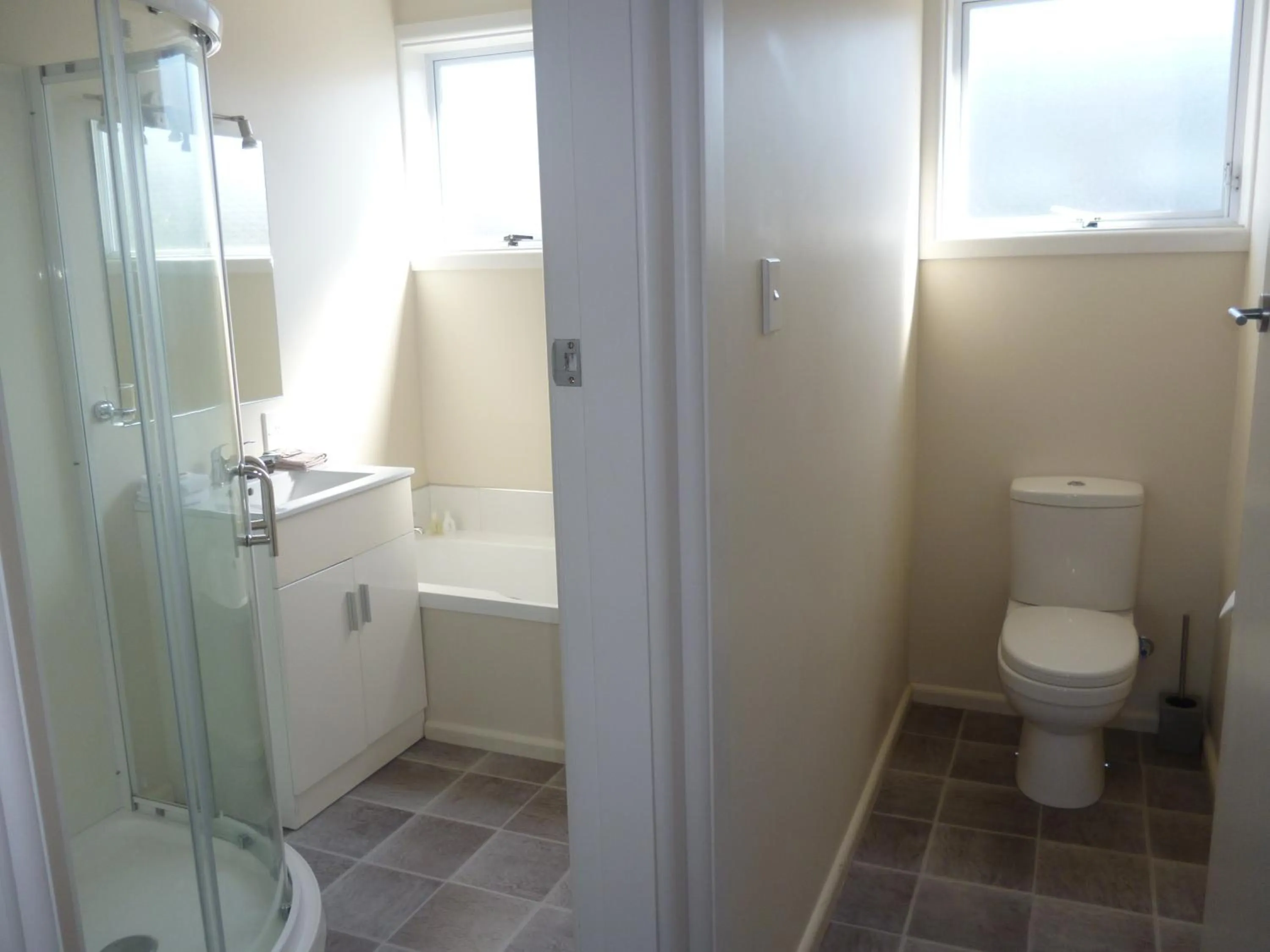 Shower in Cashel Court Motel