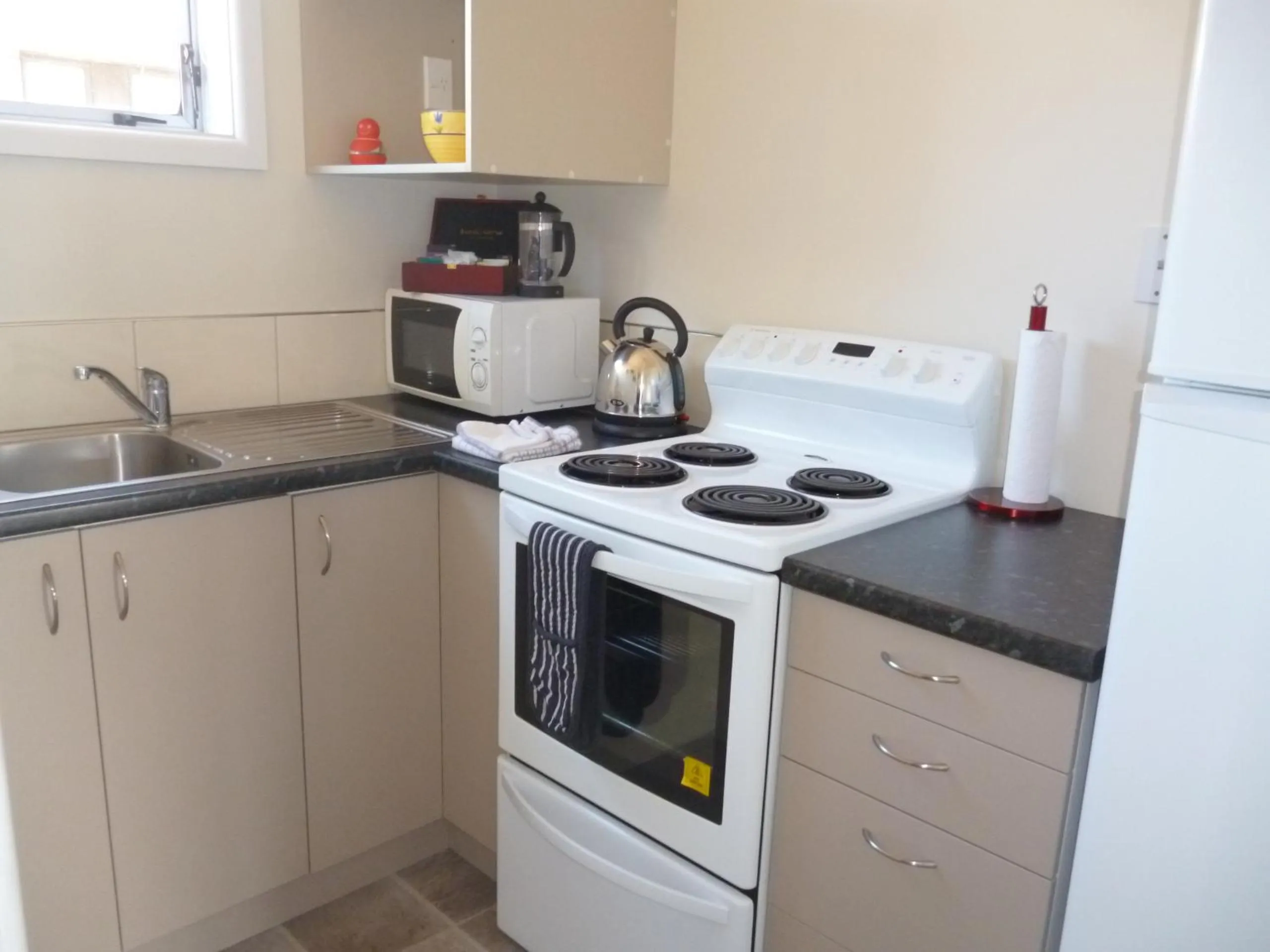 Kitchen or kitchenette in Cashel Court Motel