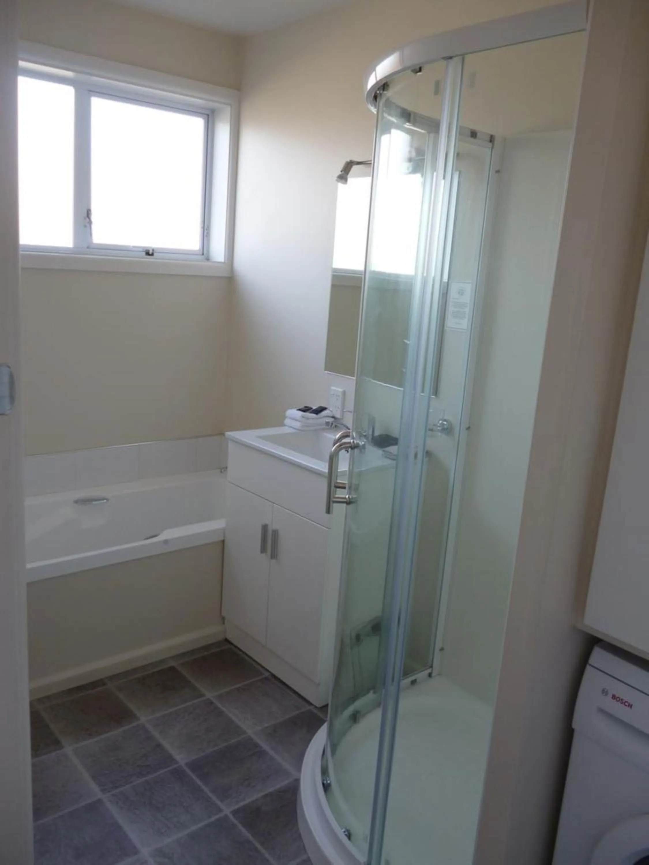 Shower in Cashel Court Motel