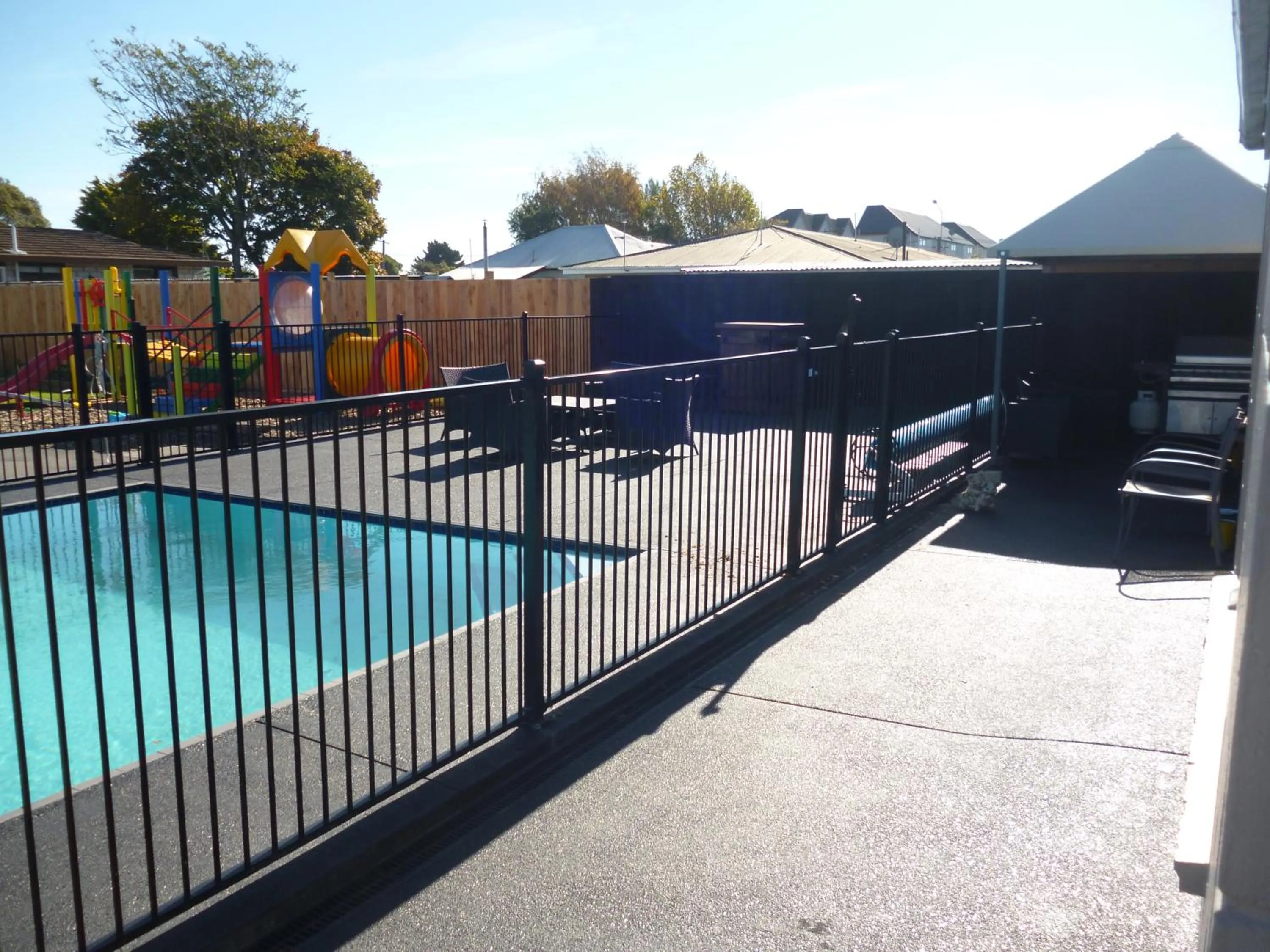 Swimming pool in Cashel Court Motel