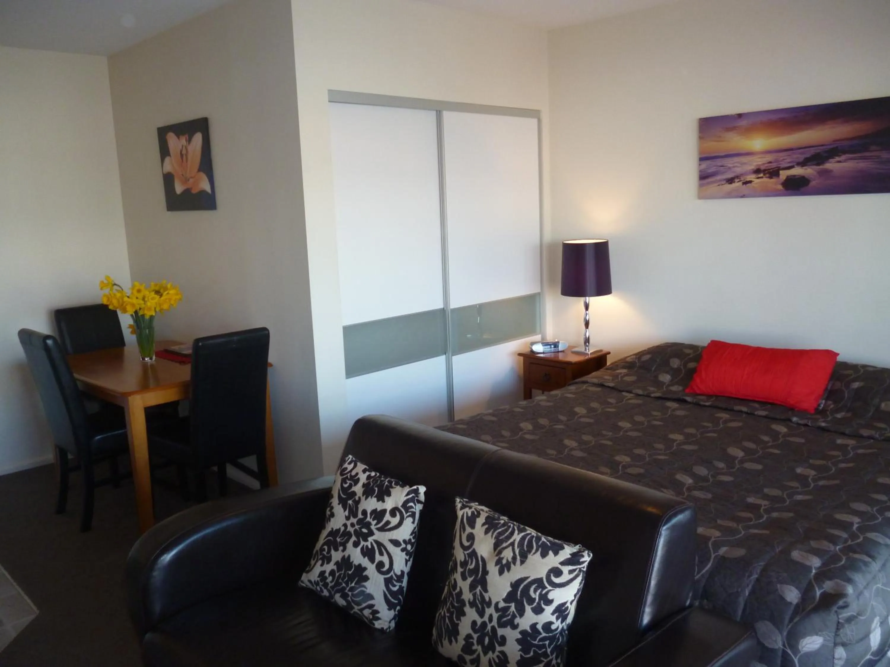 Kitchen or kitchenette, Bed in Cashel Court Motel