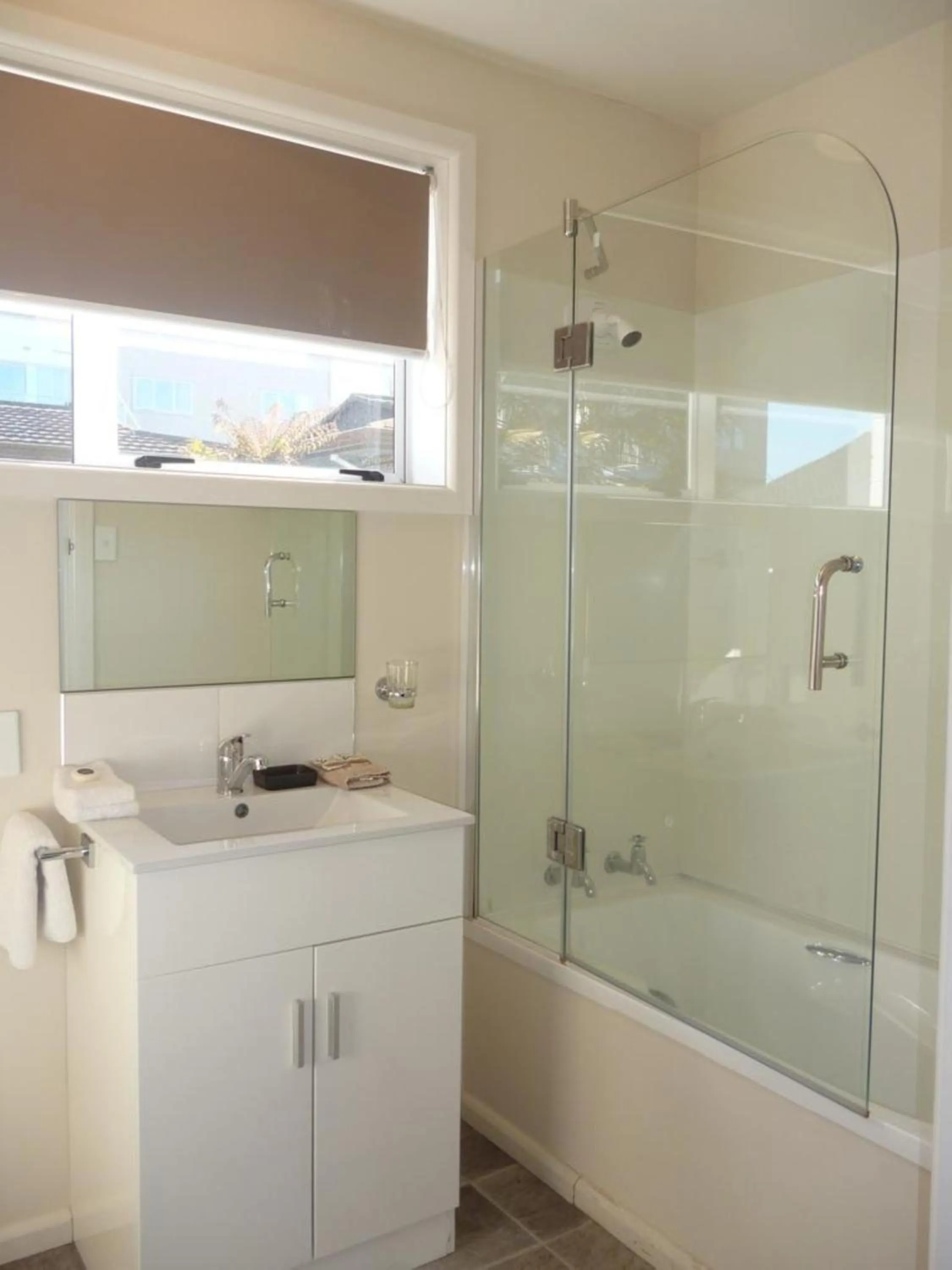 Shower in Cashel Court Motel