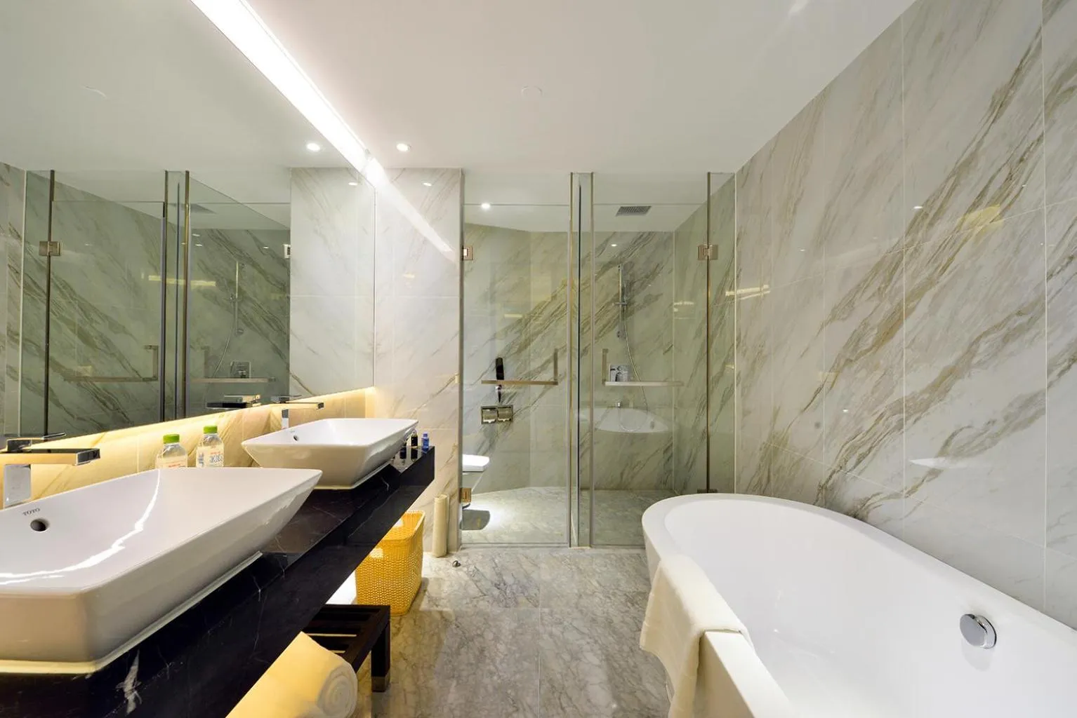 Shower in Palace Resort Yalong Bay Sanya