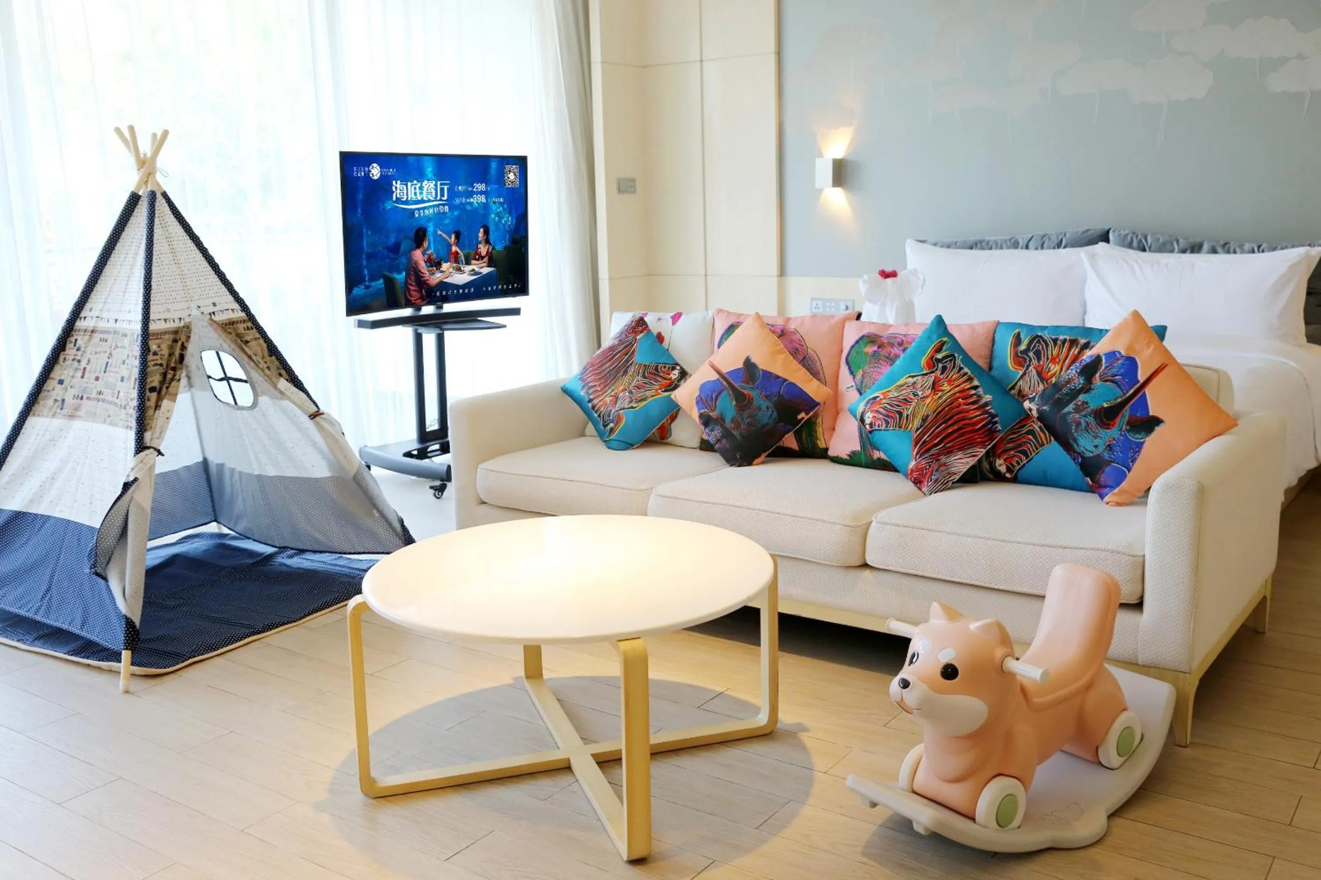 Seating area, Bed in Palace Resort Yalong Bay Sanya