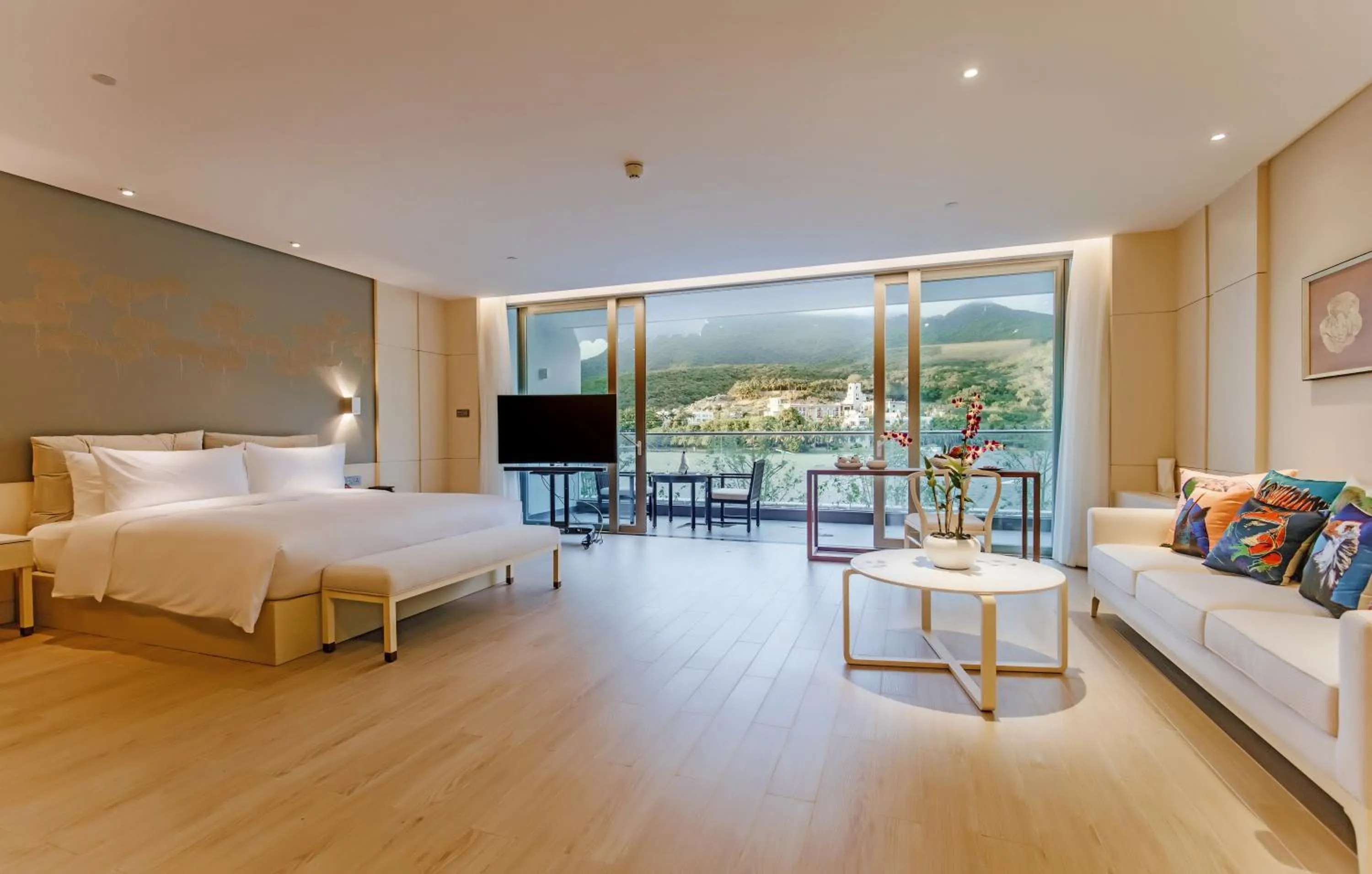 Communal lounge/ TV room, Bed in Palace Resort Yalong Bay Sanya