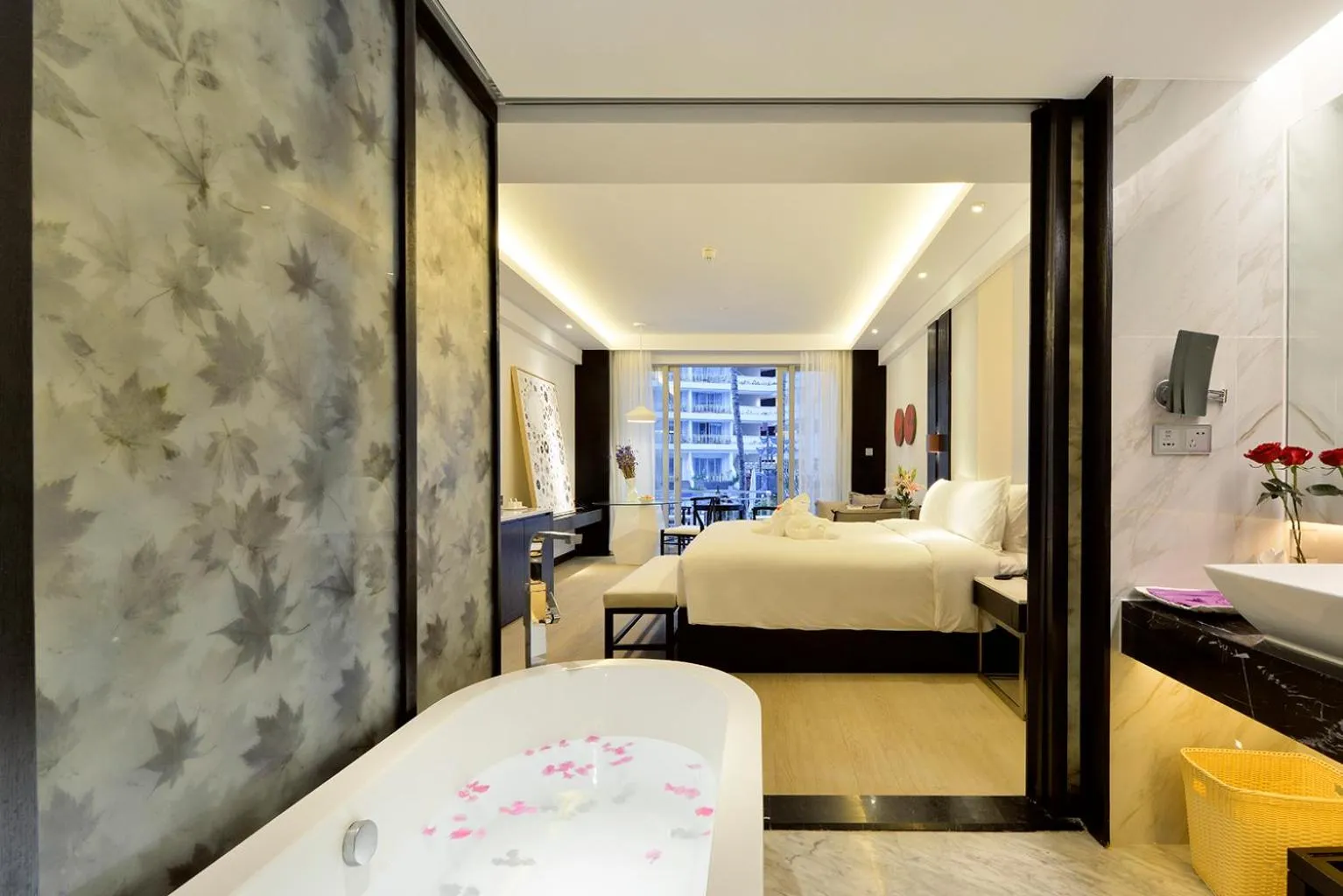 Bathroom, Bed in Palace Resort Yalong Bay Sanya