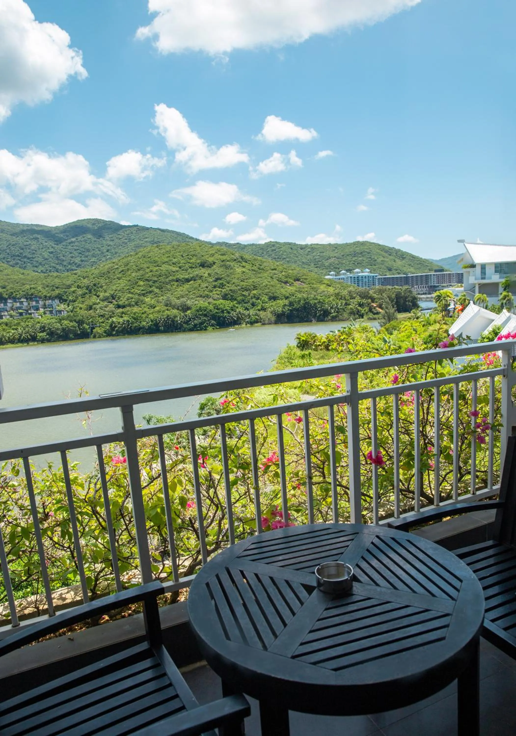 Lake view in Palace Resort Yalong Bay Sanya