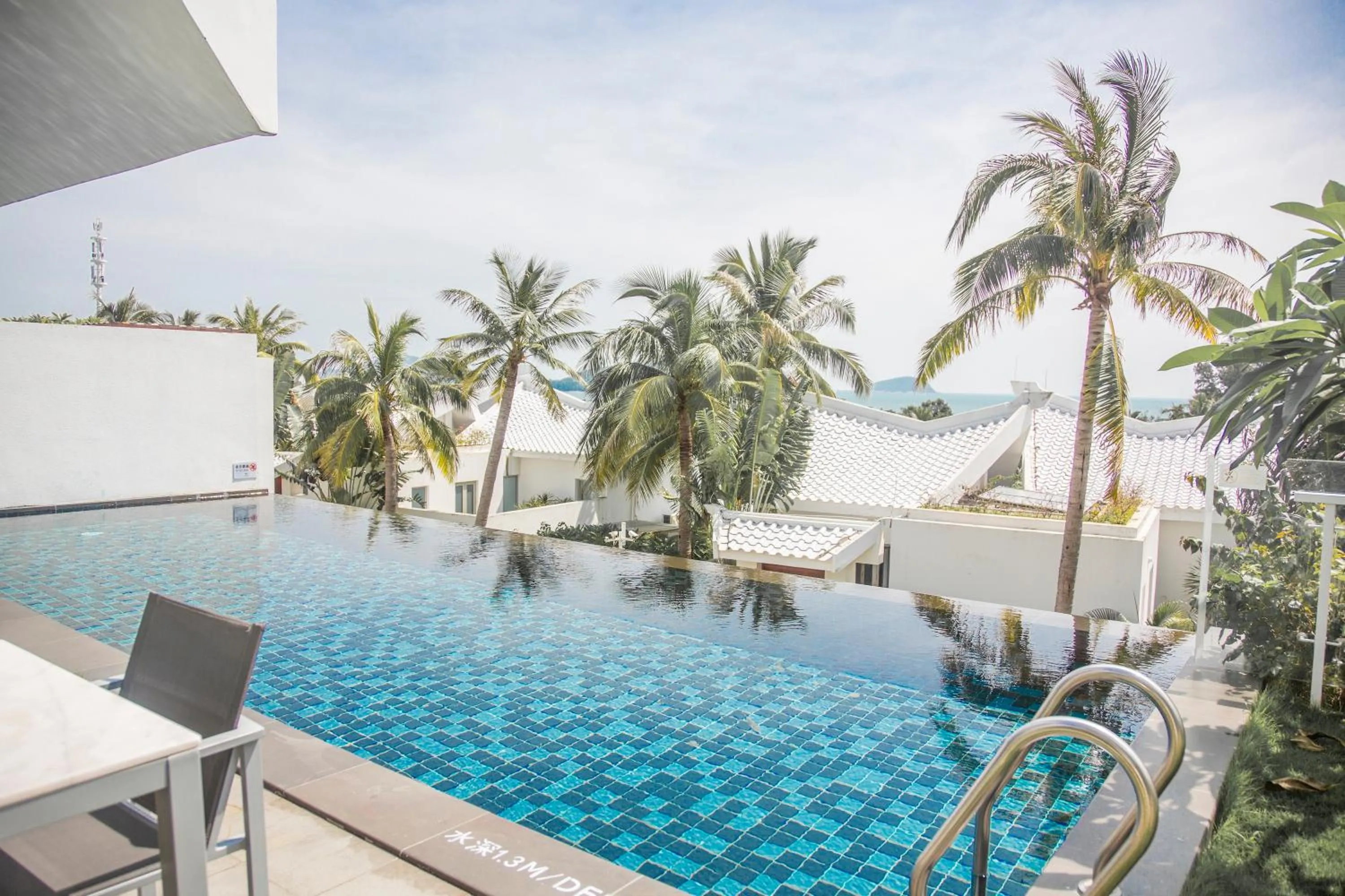 Swimming pool in Palace Resort Yalong Bay Sanya