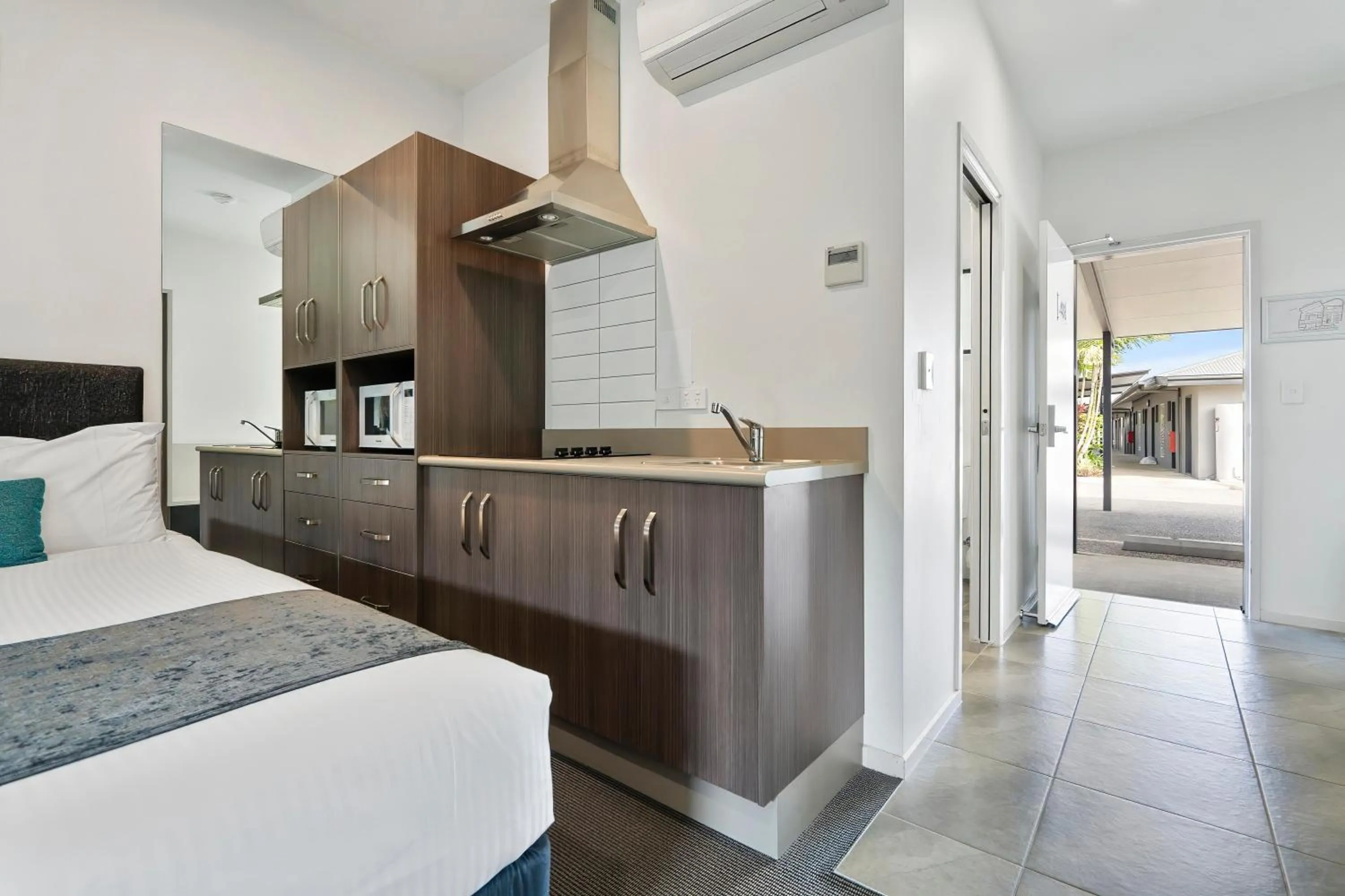 Kitchen or kitchenette, Bed in Quality Resort Parkhurst