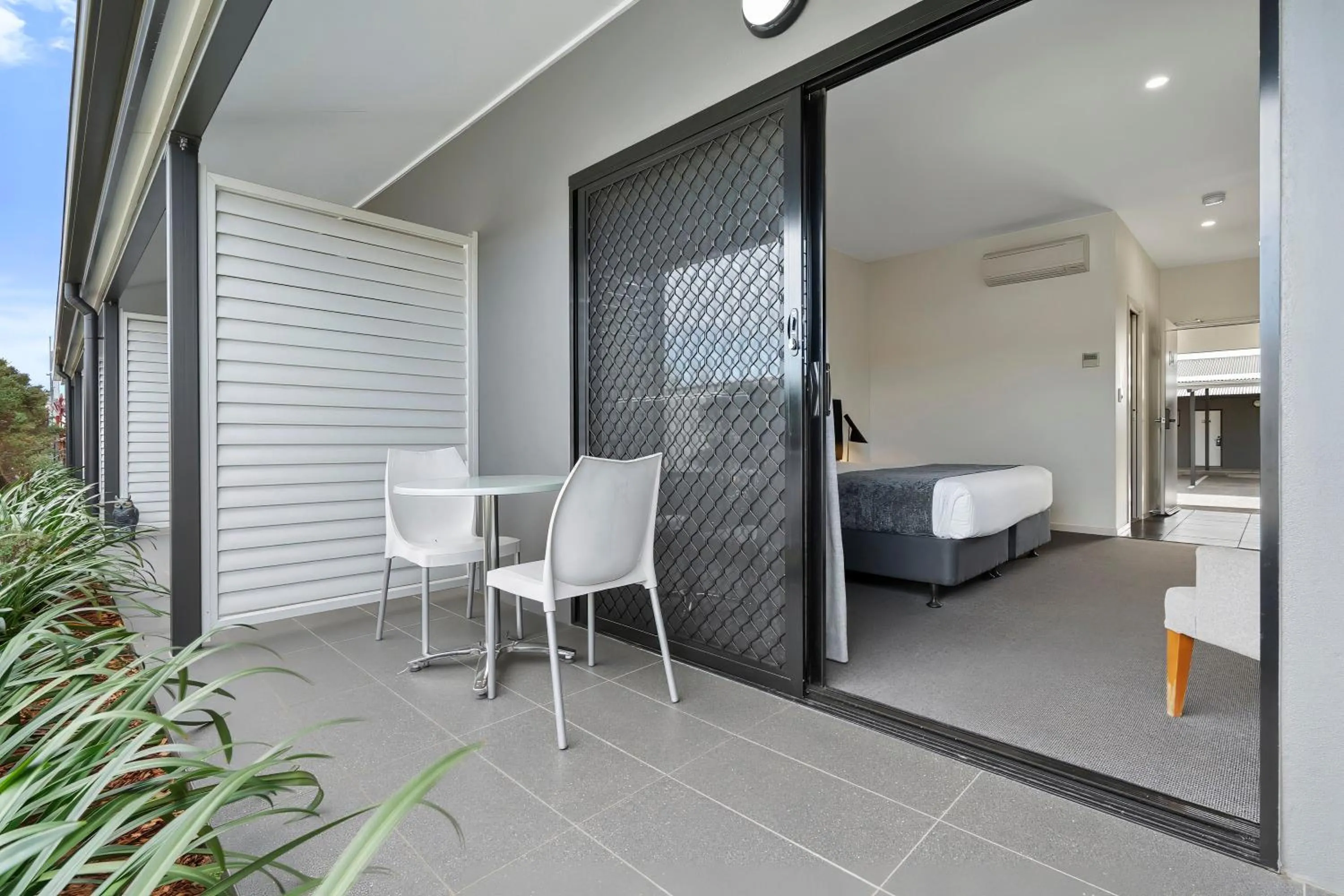 Patio, Bed in Quality Resort Parkhurst