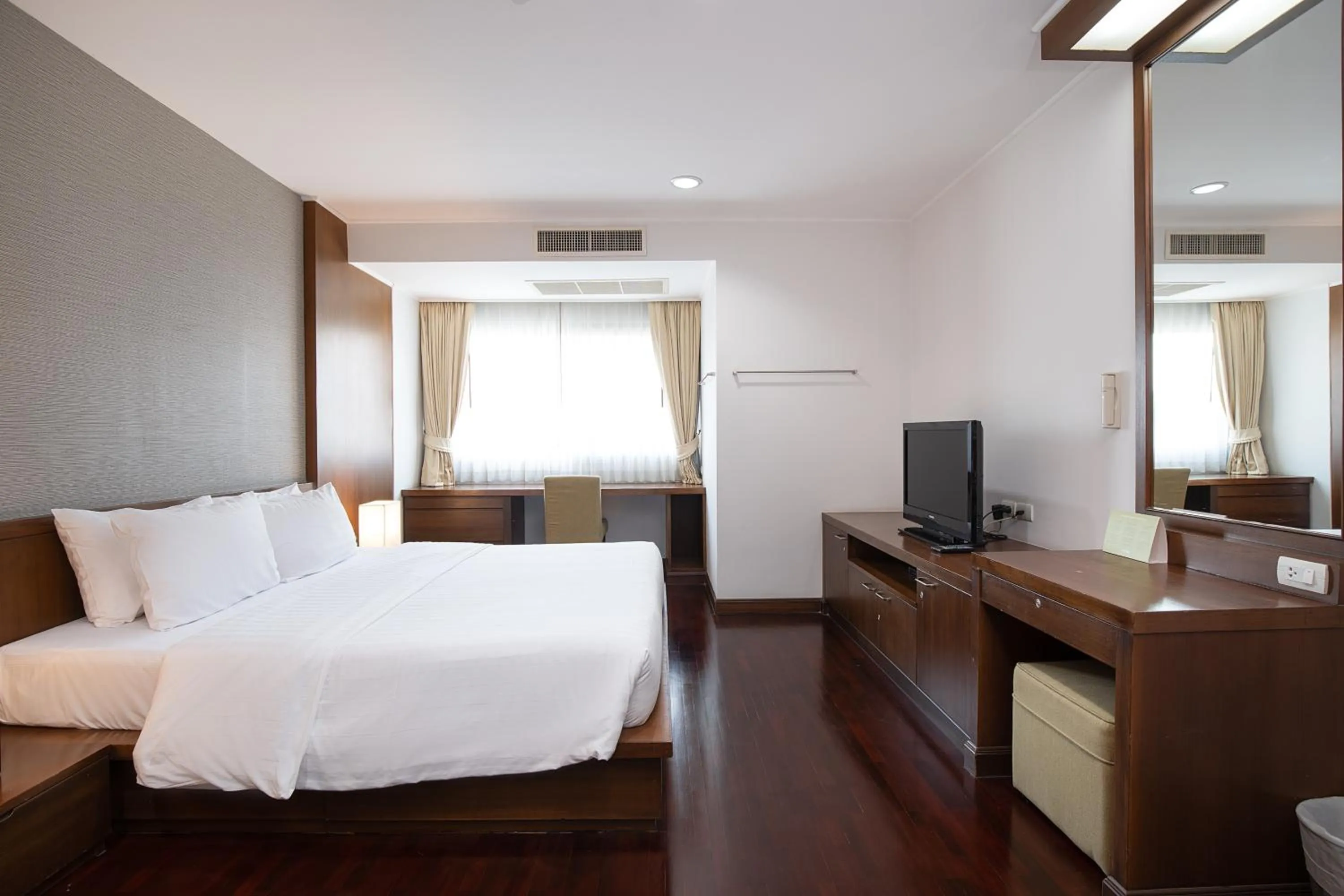 Bed in Jasmine Resort Sriracha