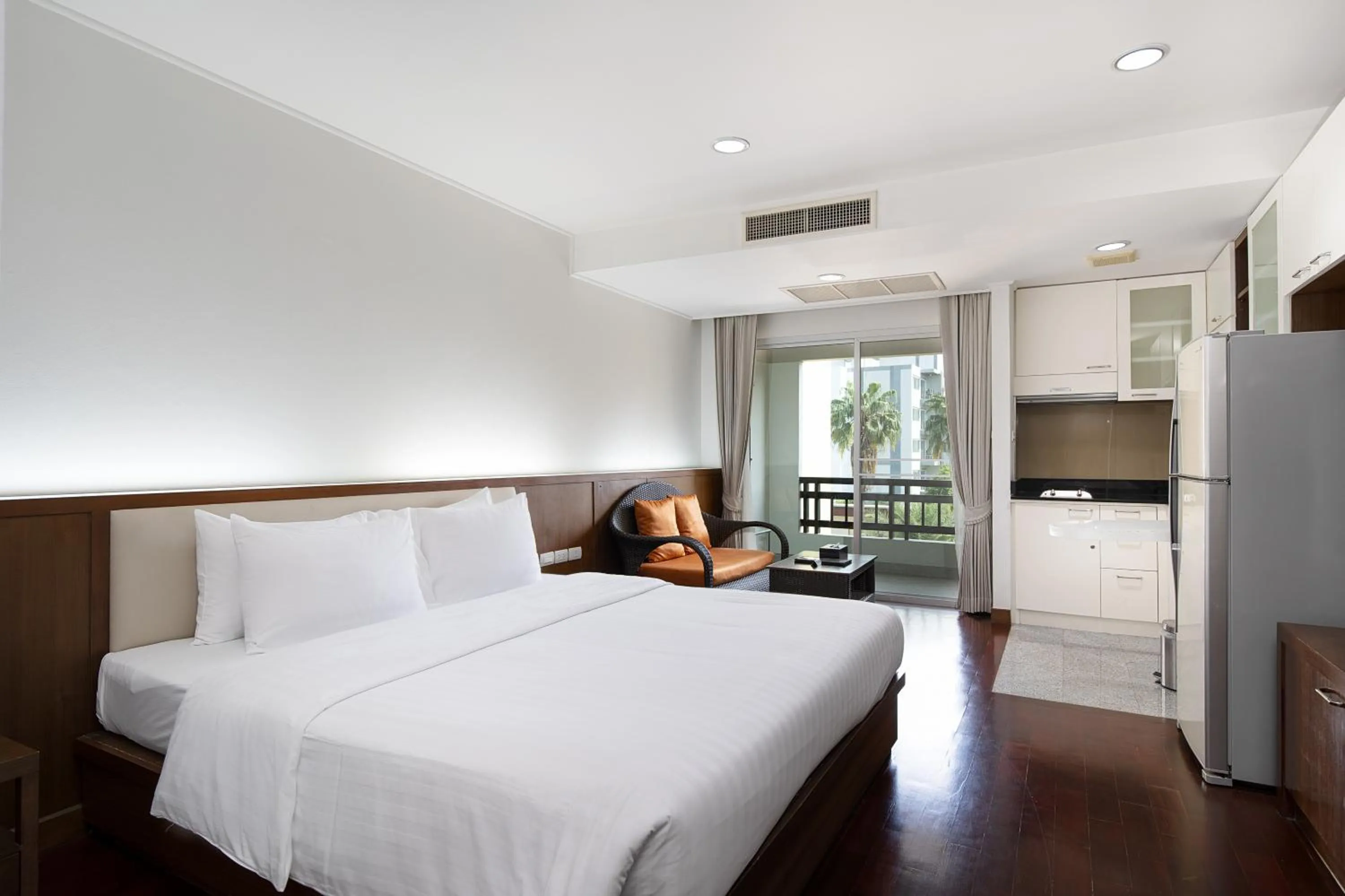 Bed in Jasmine Resort Sriracha