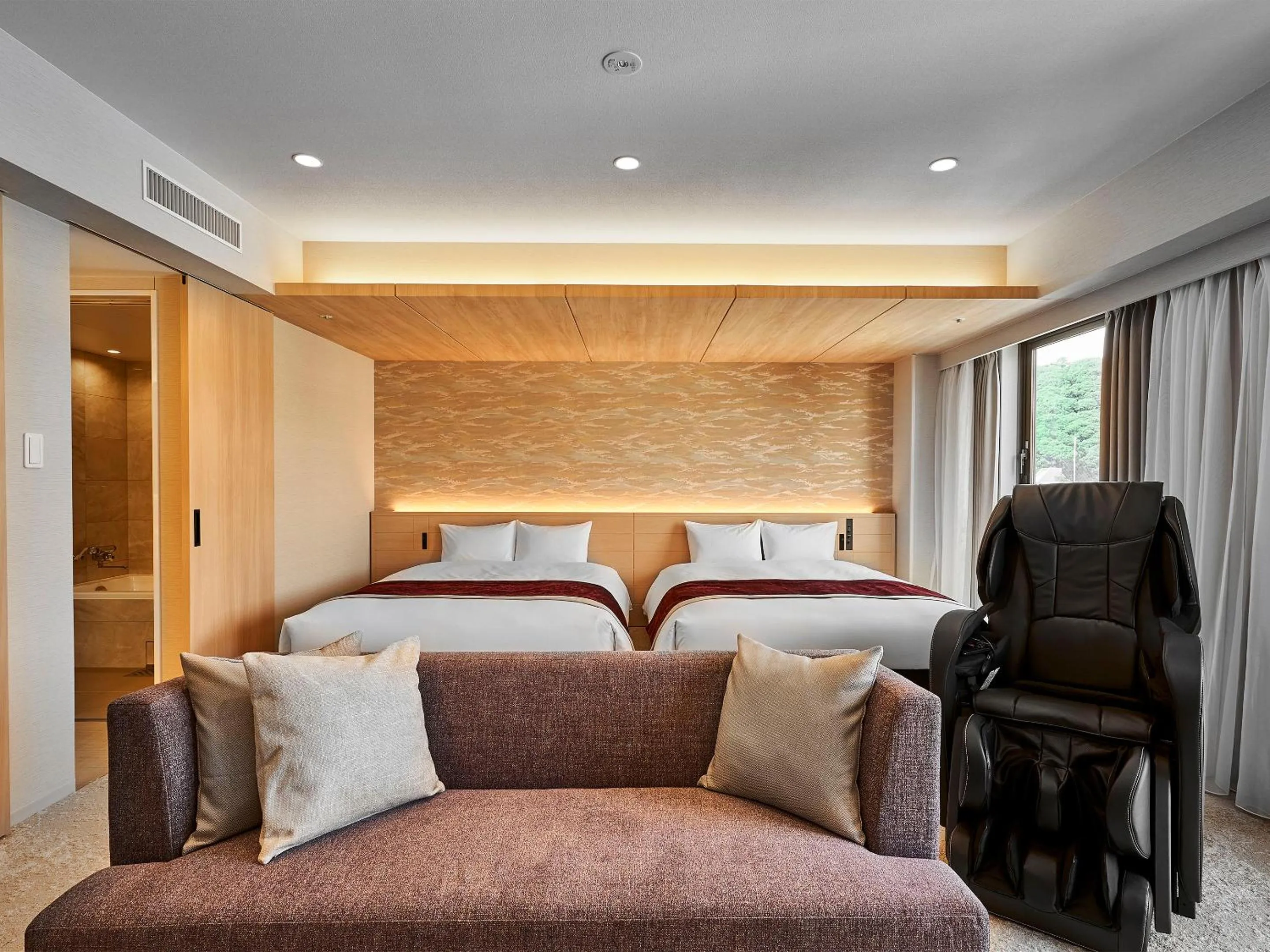 Living room, Bed in Daiwa Roynet Hotel Matsuyama