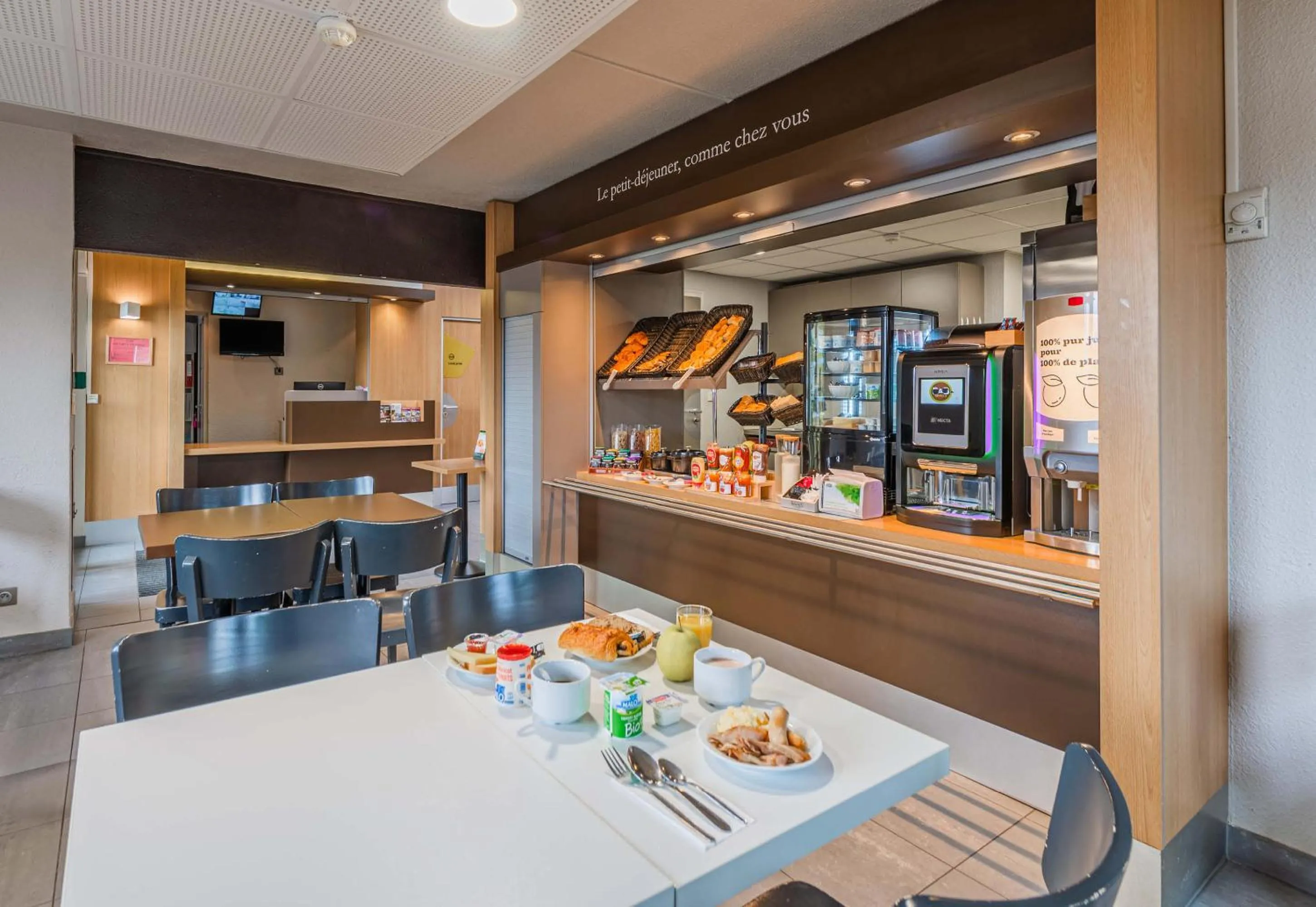 Breakfast in B&B HOTEL Colmar Vignobles Ouest