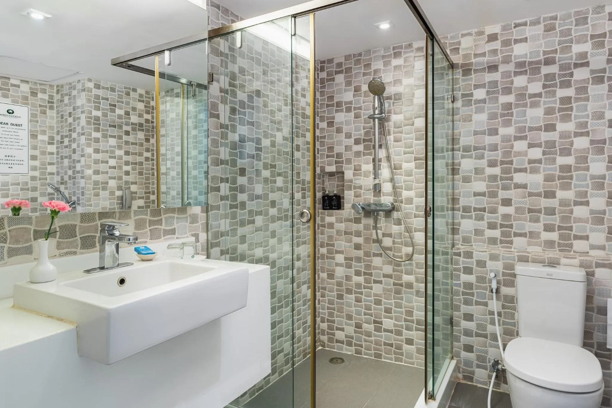 Shower in Jomtien Palm Beach Hotel & Resort - Family-Friendly