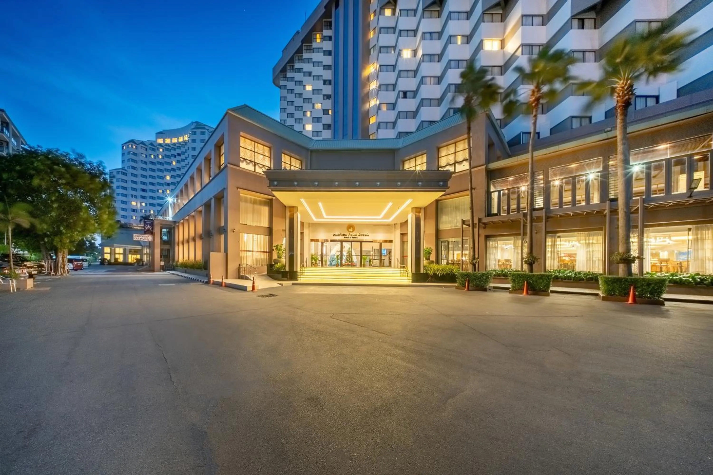 Property building in Jomtien Palm Beach Hotel & Resort - Family-Friendly