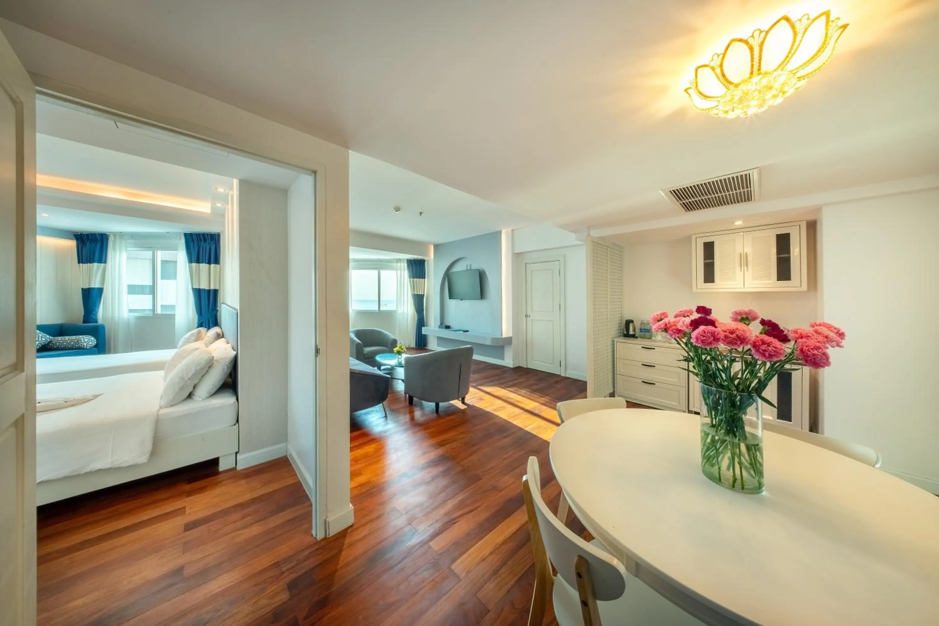 Bed in Jomtien Palm Beach Hotel & Resort - Family-Friendly