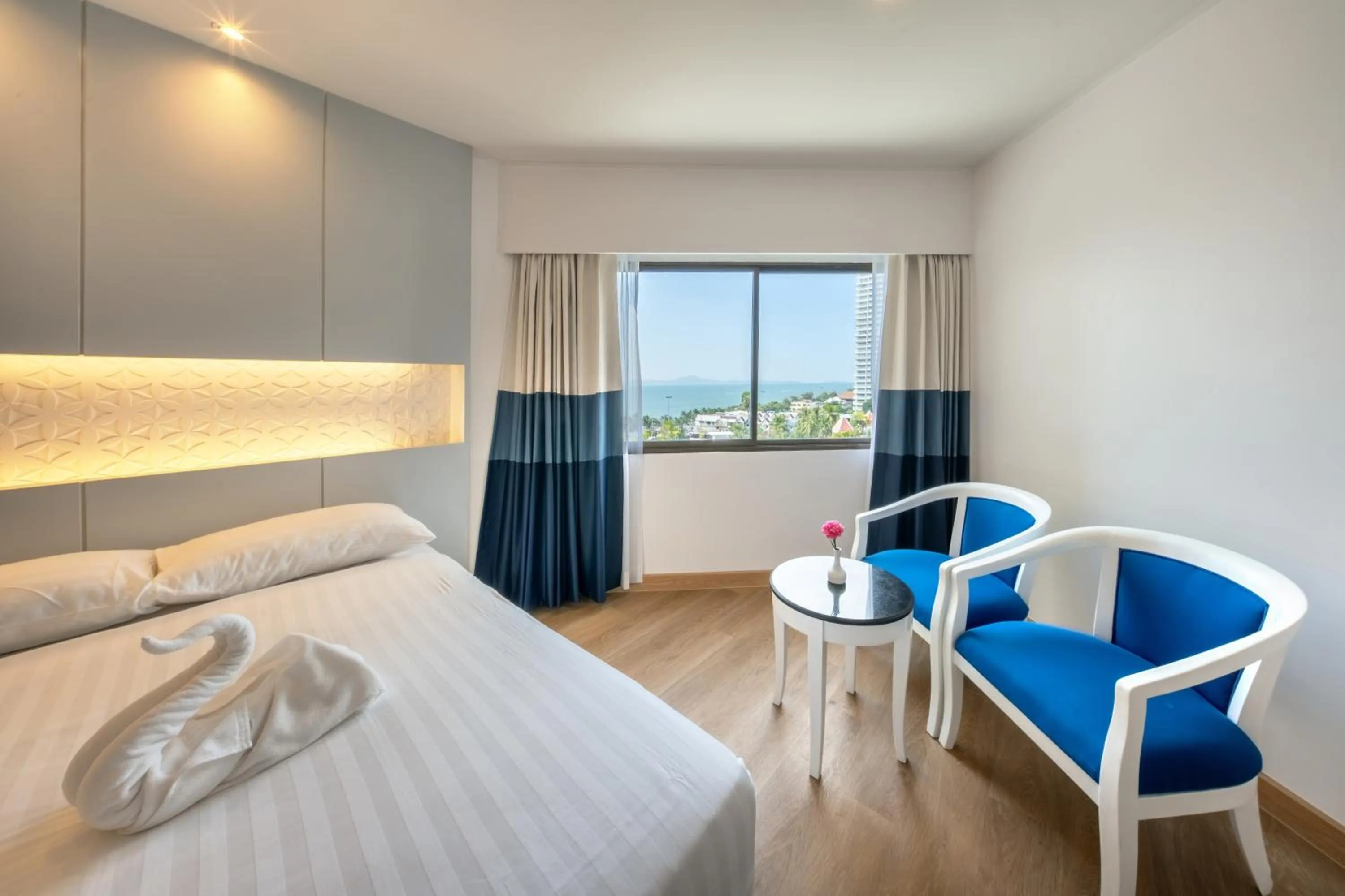 Bed in Jomtien Palm Beach Hotel & Resort - Family-Friendly